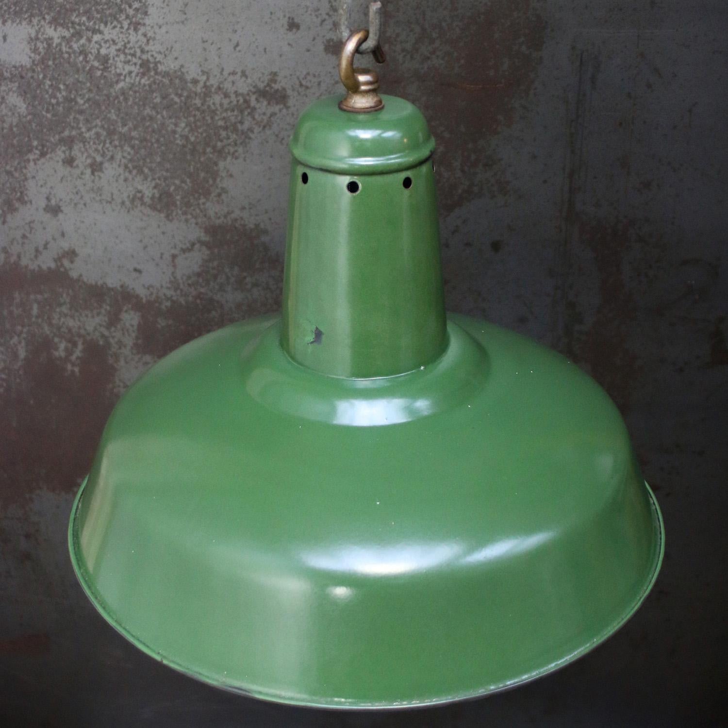 Lampada a sospensione con smalto francese verde di fabbrica
Smalto spesso e di qualità.
Utilizzato in magazzini e fabbriche.

Peso: 1,50 kg / 3,3 lb

Prezzo per singolo articolo. Tutte le lampade sono state rese idonee dagli standard internazionali