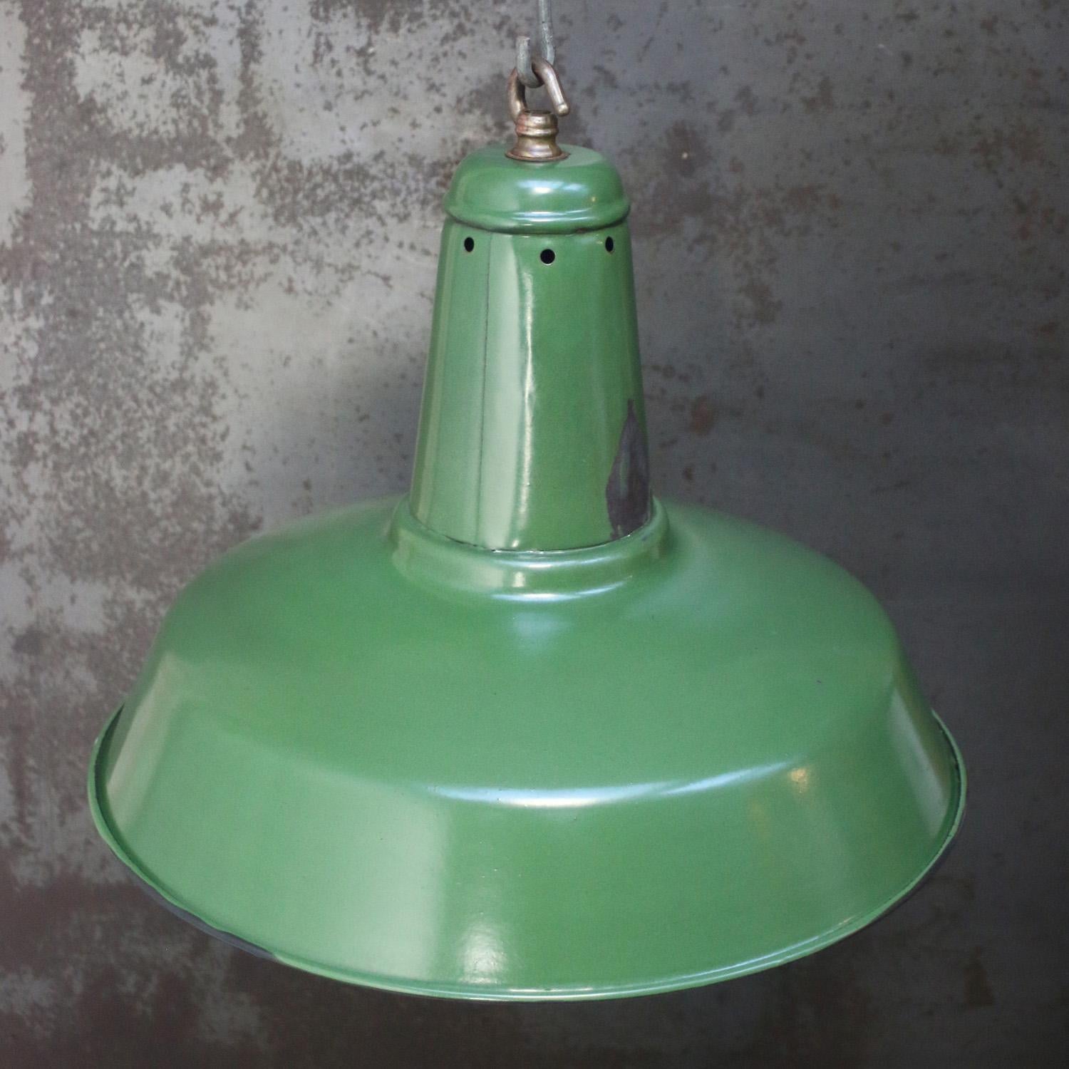 Green Enamel French Vintage Industrial Pendant Lights In Good Condition For Sale In Amsterdam, NL