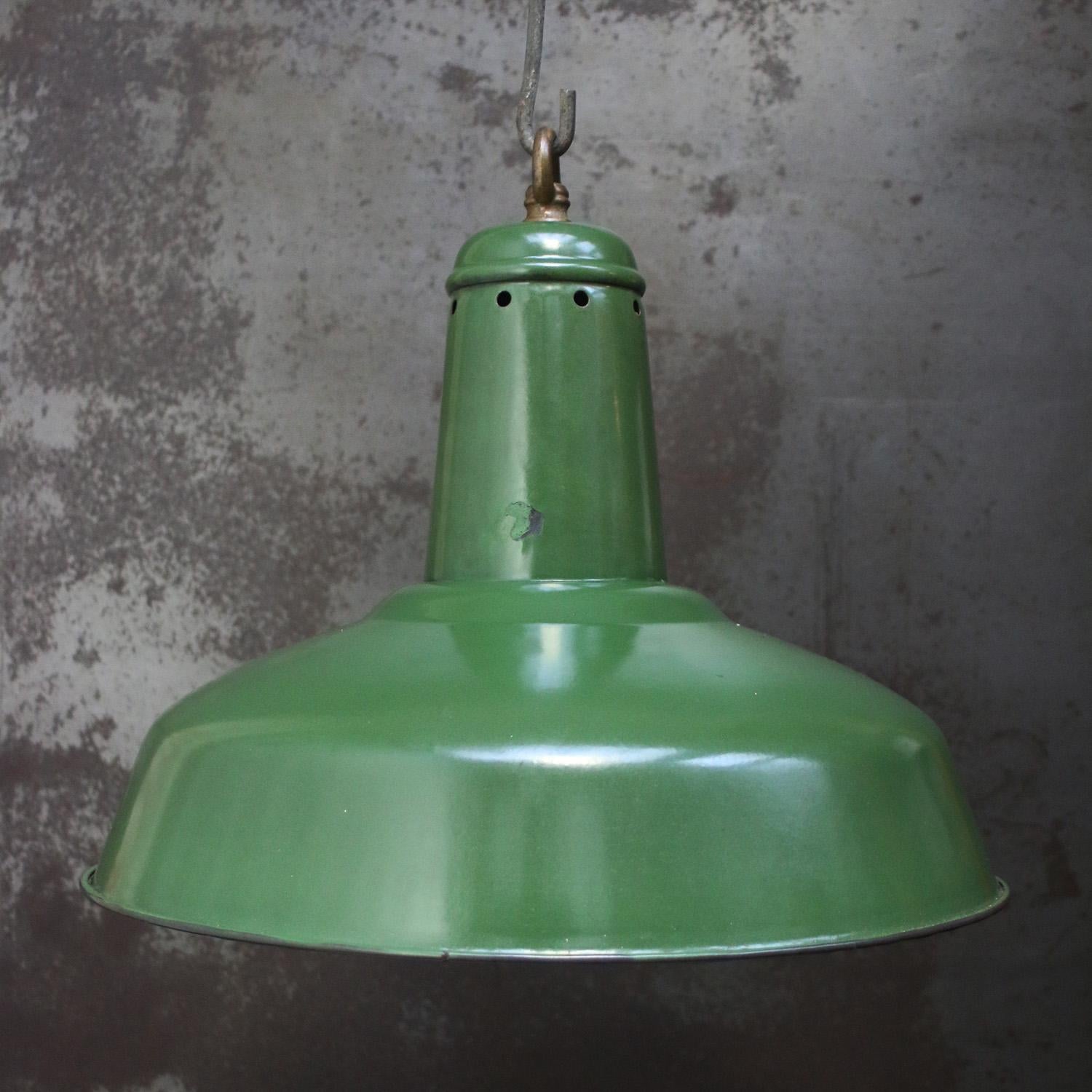 Industriale Lampade a sospensione industriali d'epoca francesi con smalto verde