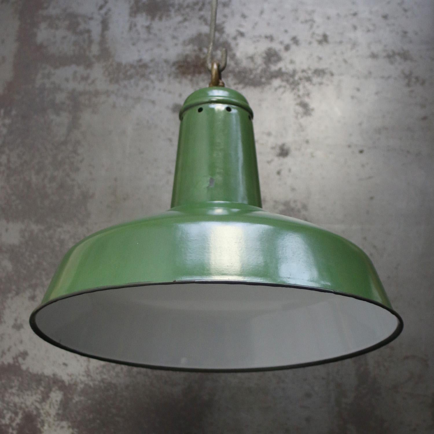Francese Lampade a sospensione industriali d'epoca francesi con smalto verde