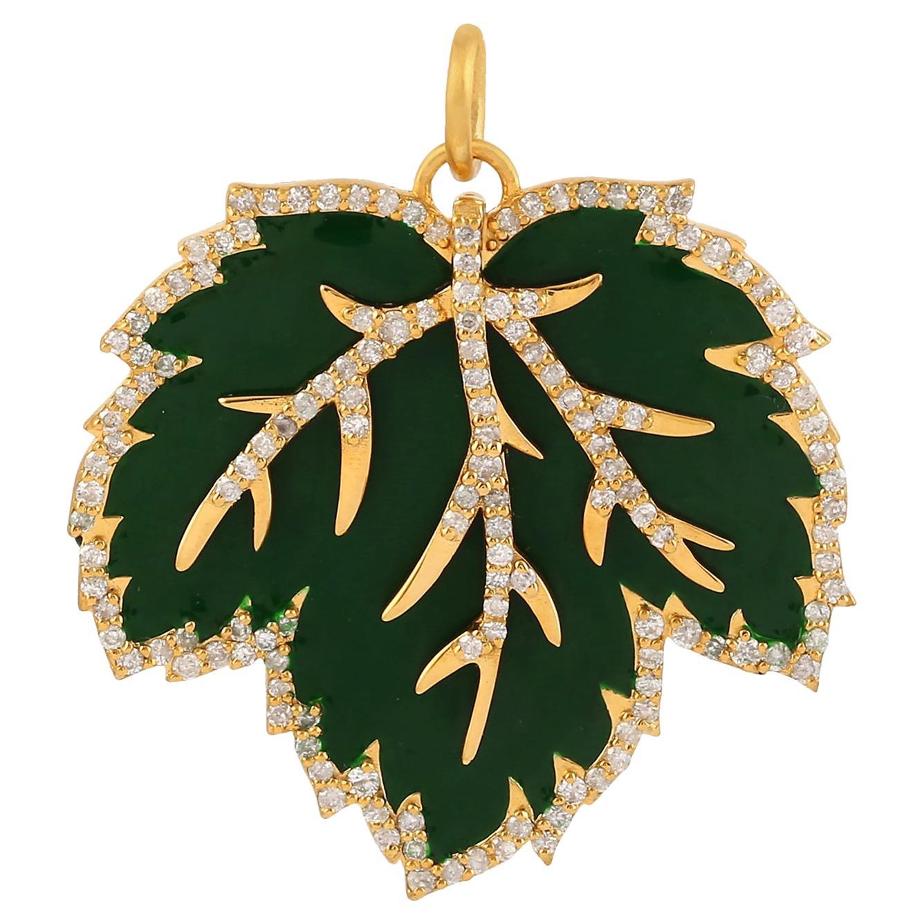 Pendentif en or jaune 14k avec émail vert et pavé de diamants en forme de feuille