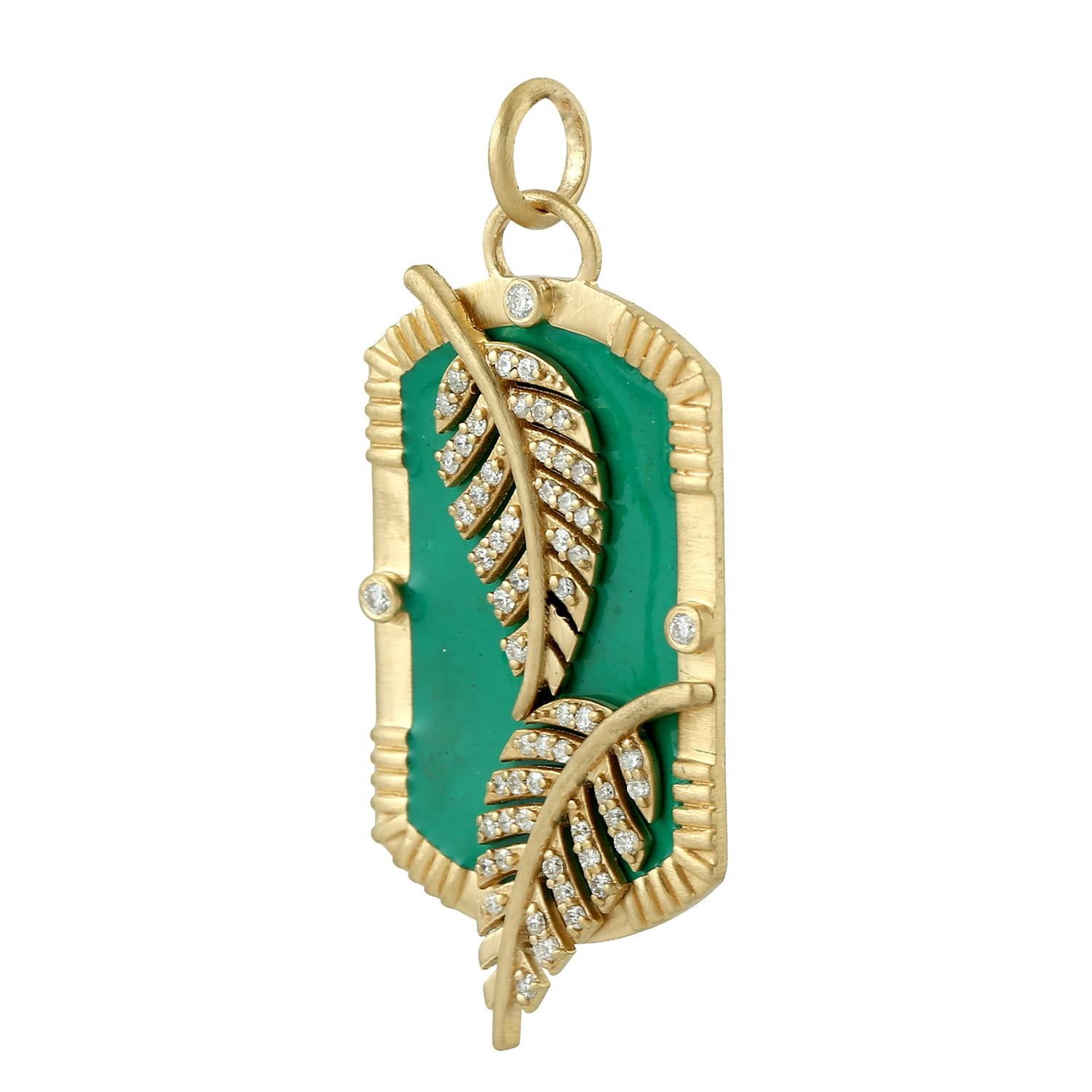 Art déco Pendentif en émail vert avec feuilles en diamant pavé en or jaune 18k en vente