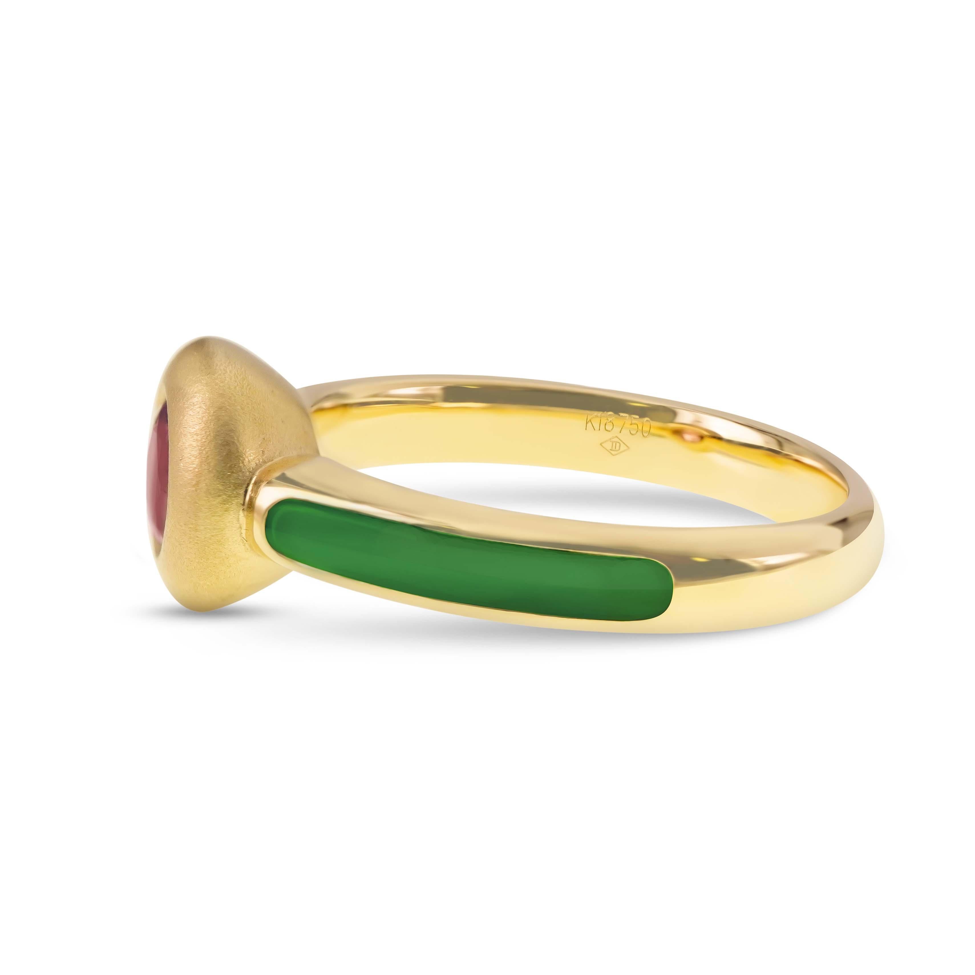 Una nueva incorporación a nuestra colección, una turmalina rosa de 0,41 quilates está engastada en oro de 18 quilates con un esmalte de color jade engastado en el lado de la banda. El esmalte en joyería y decoración recibe varios nombres: esmalte