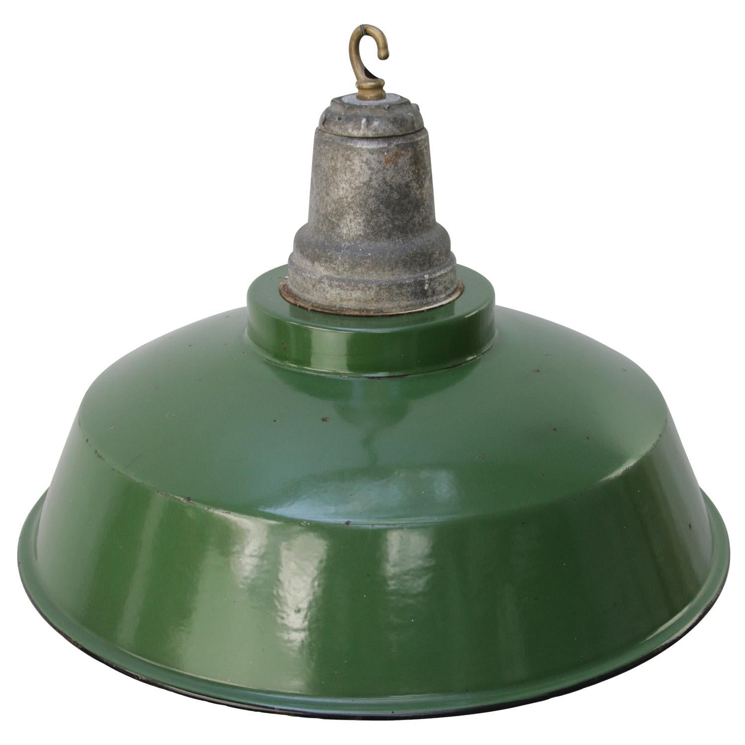 American industrial factory pendant light.
Green enamel white interior.
Metal top
Clear glass

Weight 2.20 kg / 4.9 lb

Priced per individual item. All lamps have been made suitable by international standards for incandescent light bulbs,