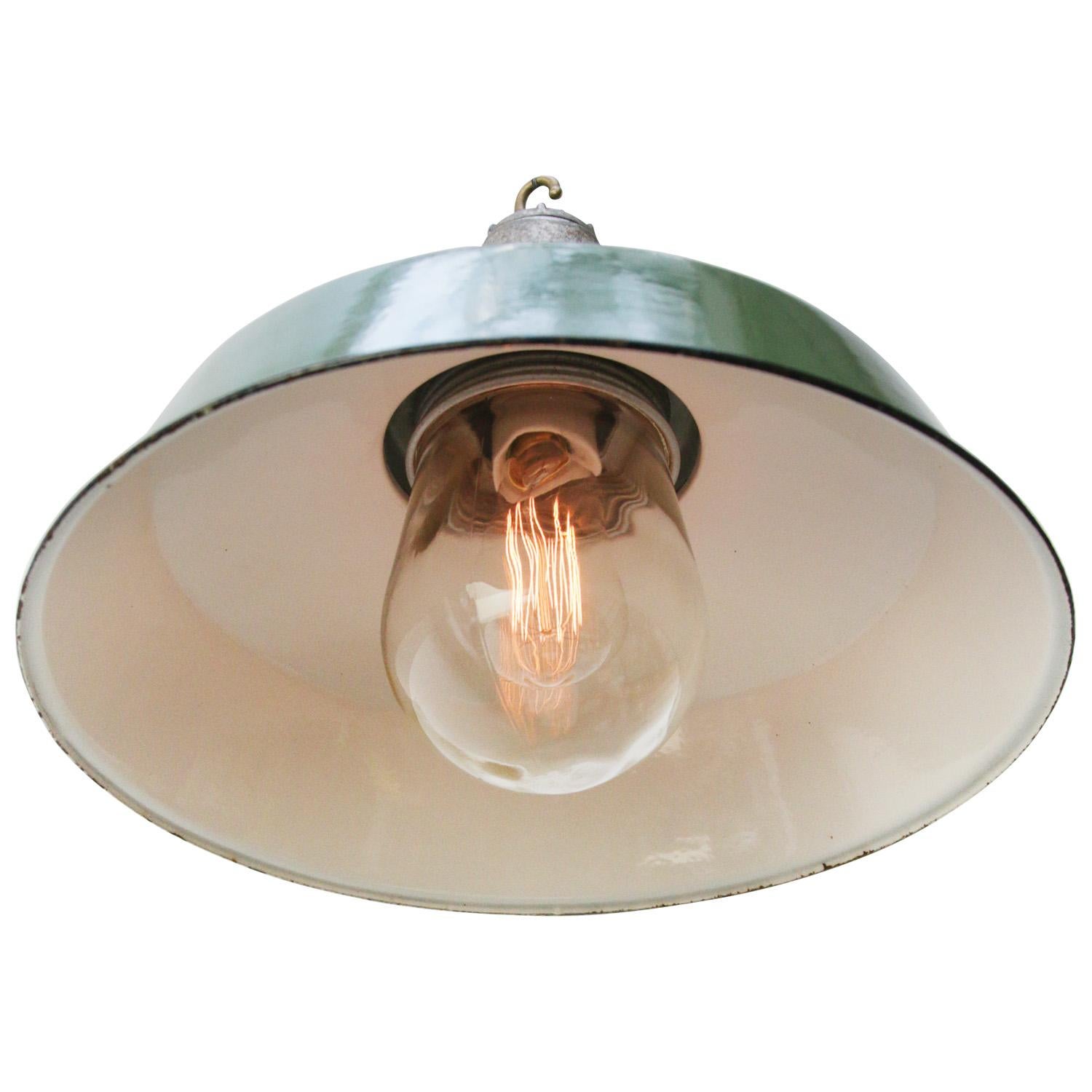 Industriel Lampe à suspension industrielle américaine vintage en verre transparent émaillé vert en vente