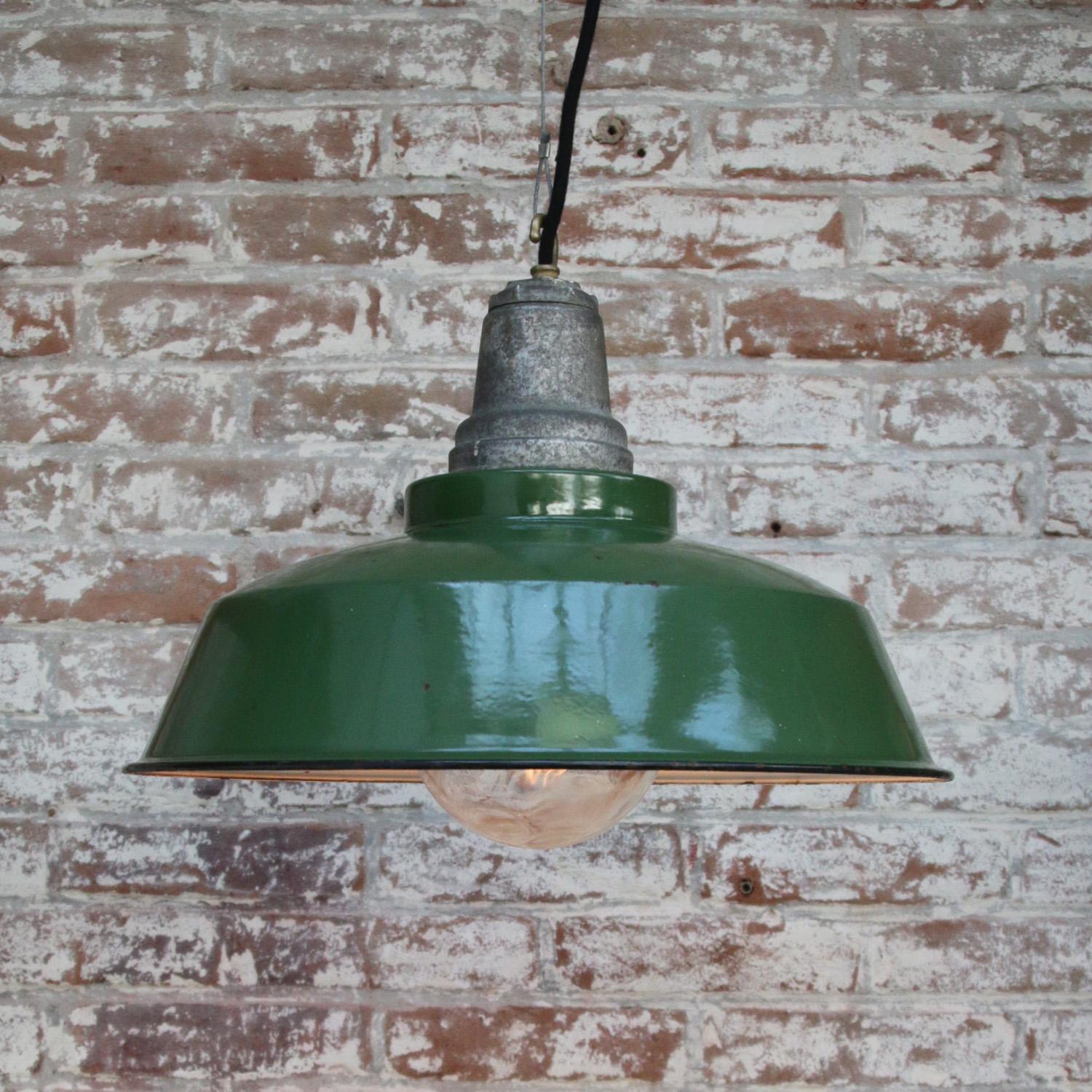 Américain Lampe à suspension industrielle américaine vintage en verre transparent émaillé vert en vente