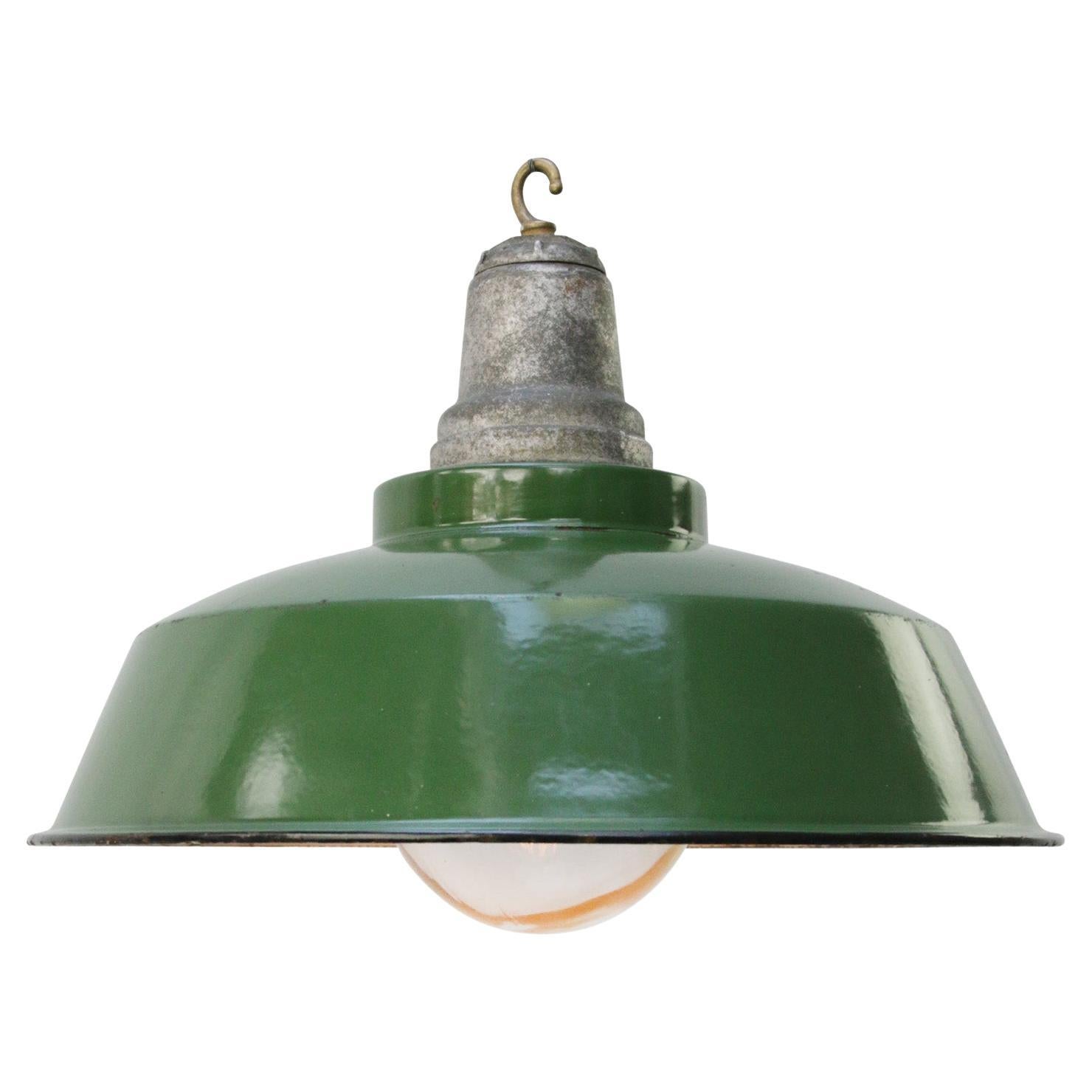 Lampe à suspension industrielle américaine vintage en verre transparent émaillé vert en vente