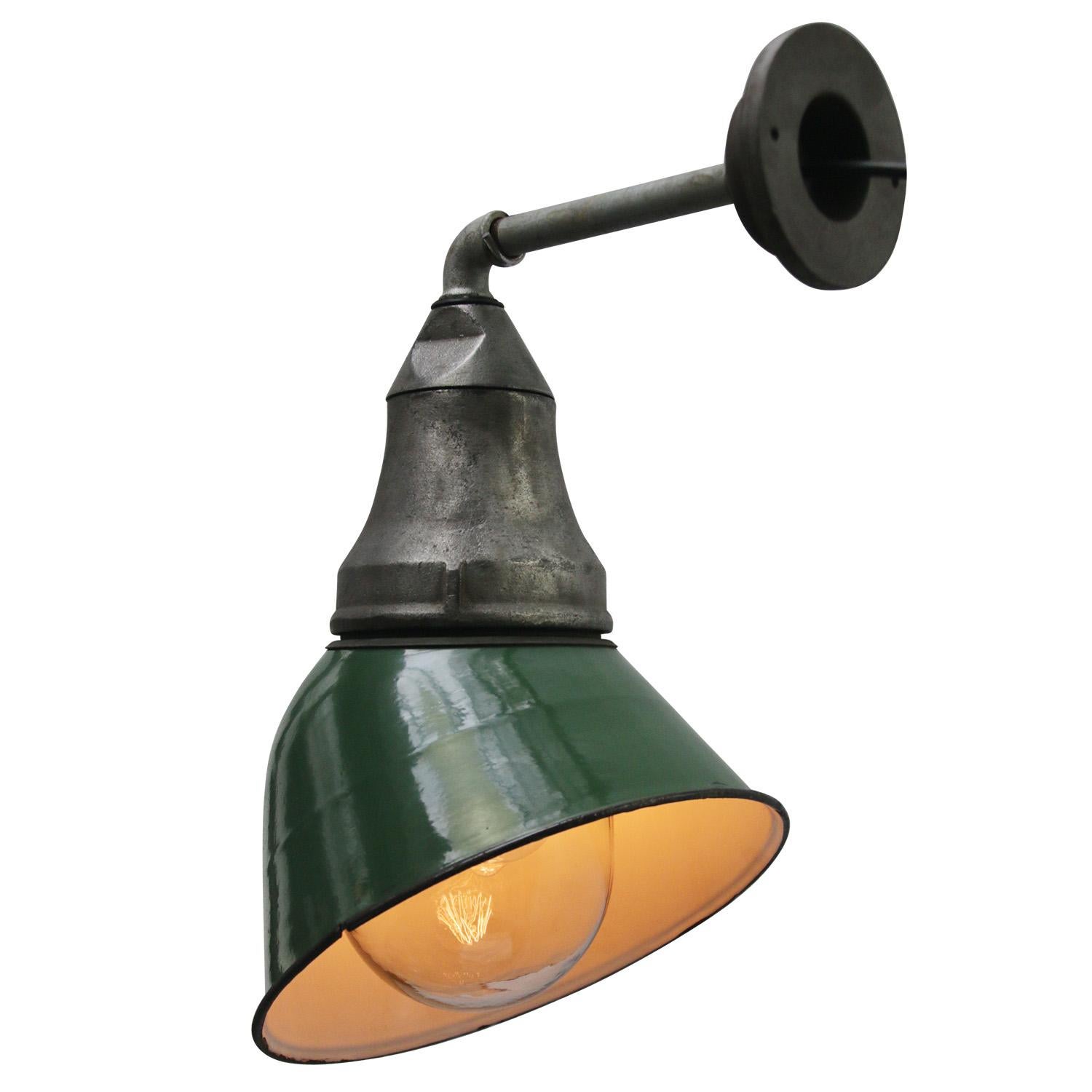 American Vintage industrial wall light
Green enamel, cast aluminium and iron top / wall base
Clear glass

Diameter wall mount 10.5 cm / 4”.

E27/E26

Weight: 4.30 kg / 9.5 lb

Priced per individual item. All lamps have been made suitable by