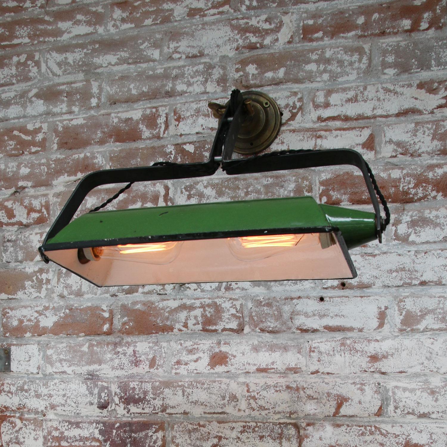 Green Enamel Vintage Industrial Adjustable Arm Wall Light Scone In Good Condition In Amsterdam, NL