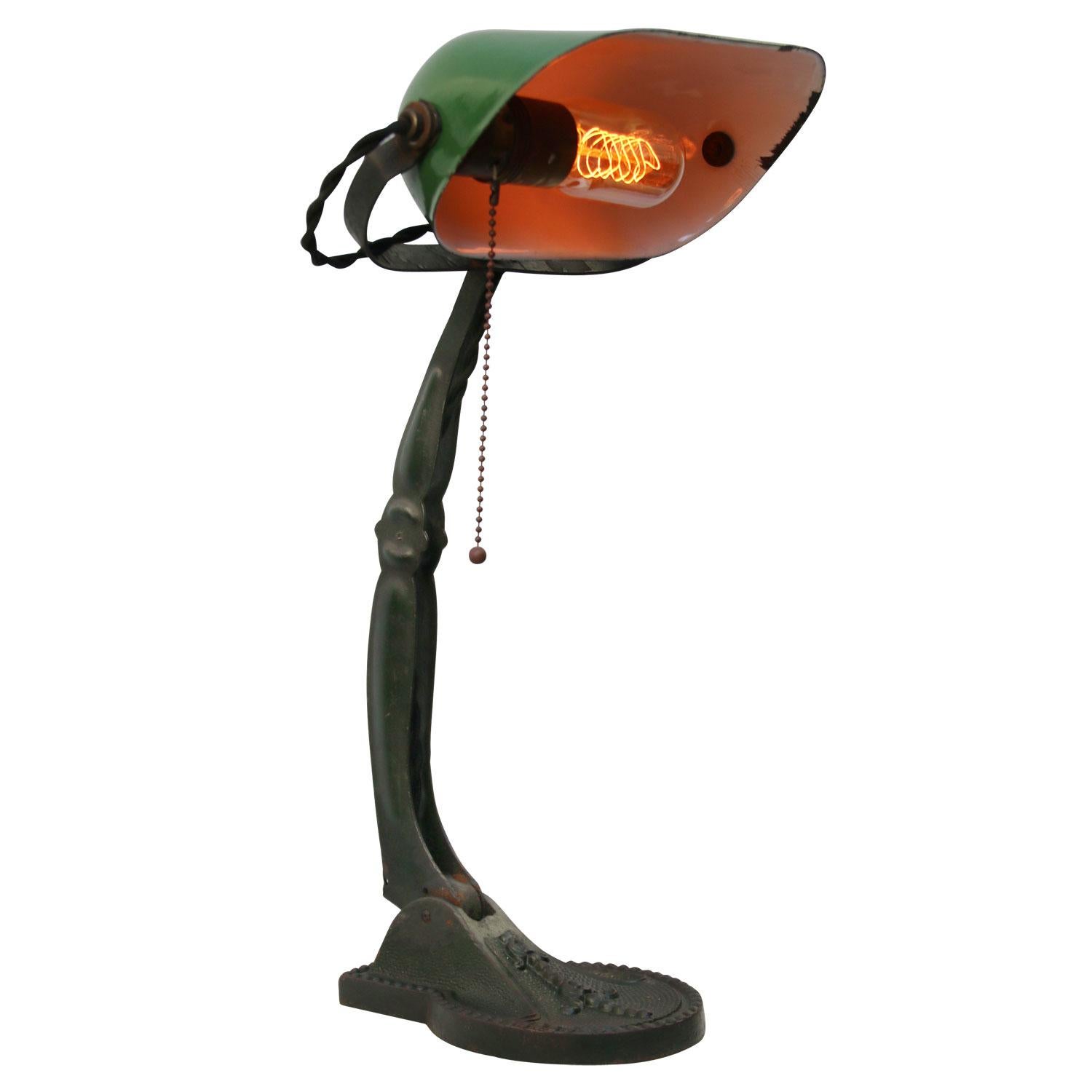 Luce da tavolo in smalto verde. Lampada da banchiere
2,5 metri di cotone flessibile nero, spina e interruttore a strappo

Inoltre, è disponibile con spina USA/UK

Peso: 2,30 kg / 5,1 lb

Prezzo per singolo articolo. Tutte le lampade sono