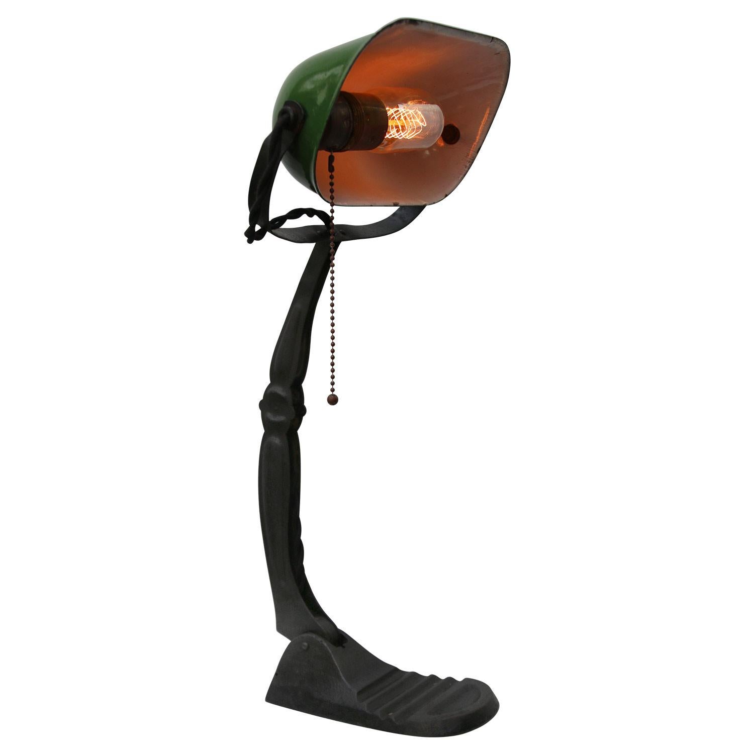 Luce da tavolo in smalto verde. Lampada da banchiere
2,5 metri di cotone flessibile nero, spina e interruttore a strappo

Inoltre, è disponibile con spina USA/UK

Peso: 2,30 kg / 5,1 lb

Prezzo per singolo articolo. Tutte le lampade sono