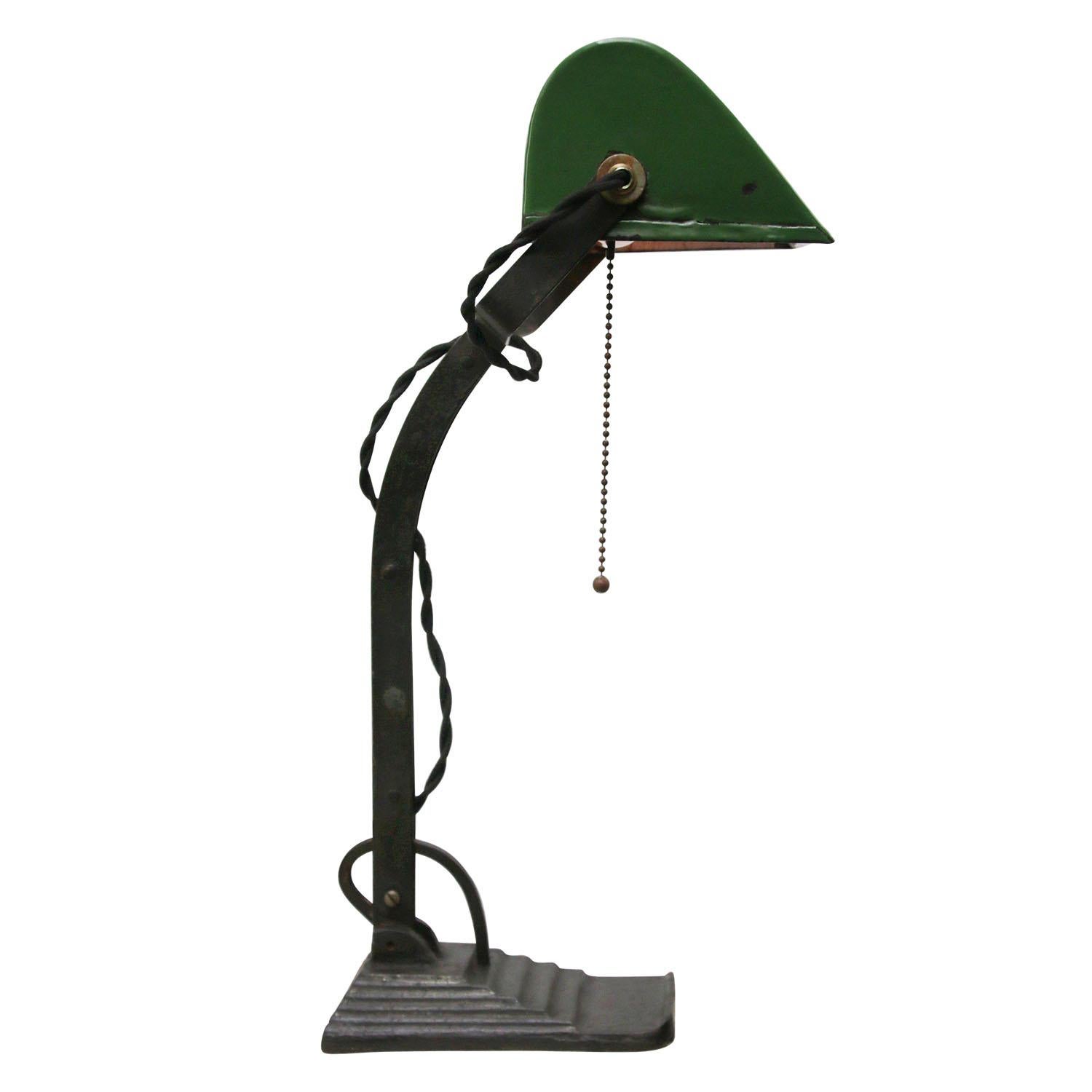 Green enamel desk light. Bankers lamp
2.5 meter black cotton flex, plug and pull switch

Also, available with US/UK plug

Weight: 2.30 kg / 5.1 lb

Priced per individual item. All lamps have been made suitable by international standards for