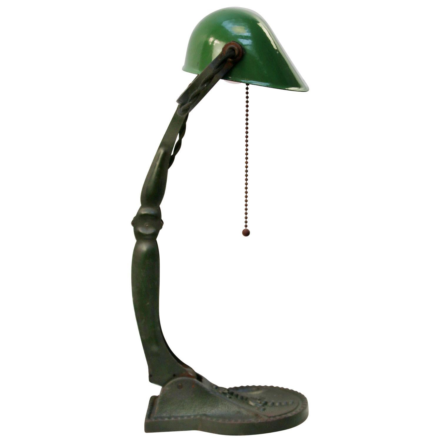 why are bankers lamps green