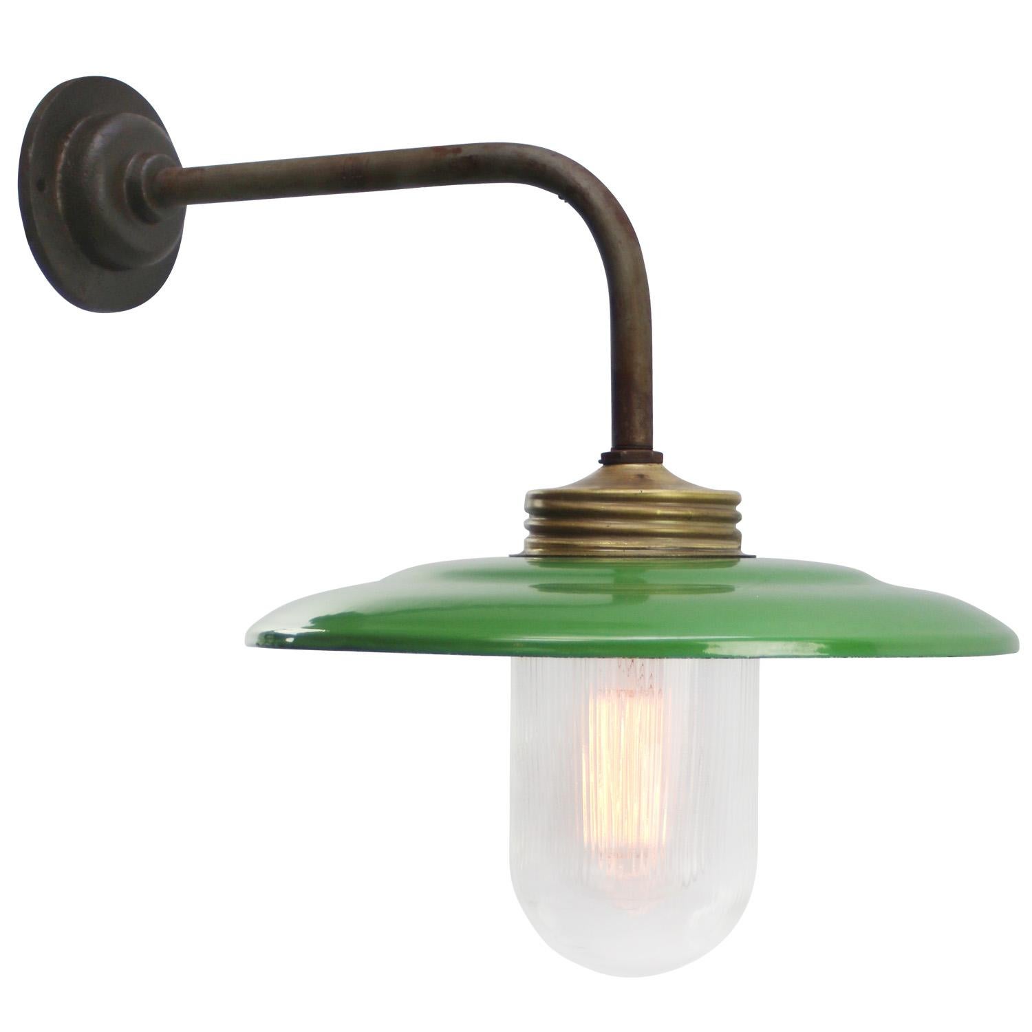 Rust Cast Iron Barn light
Green enamel, white interior, clear striped glass

Diameter cast iron wall piece: 10.5 cm / 4 inches
2 holes to secure

Weight: 2.00 kg / 4.4 lb

Priced per individual item. All lamps have been made suitable by