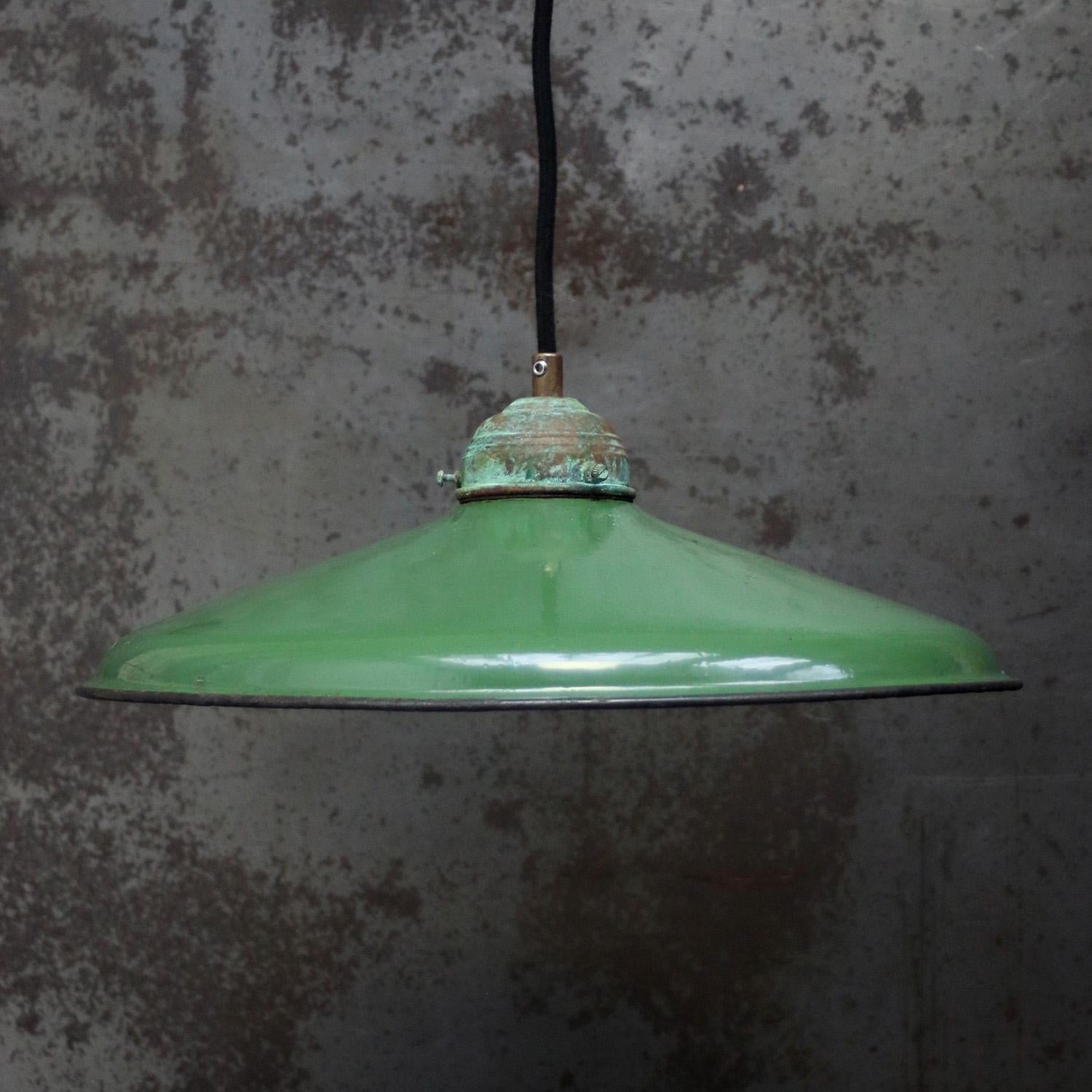 Vintage American Industrial pendant made of green enamel with brass top.
White interior

Weight: 1.20 kg / 2.6 lb

Priced per individual item. All lamps have been made suitable by international standards for incandescent light bulbs,