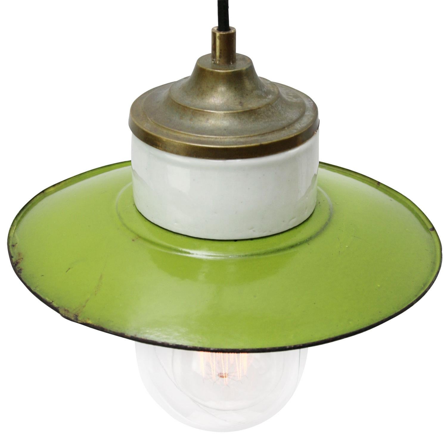 Porcelain industrial hanging lamp.
Green porcelain, brass and clear glass.
Enamel shade
2 conductors, no ground.

Weight: 1.40 kg / 3.1 lb

Priced per individual item. All lamps have been made suitable by international standards for