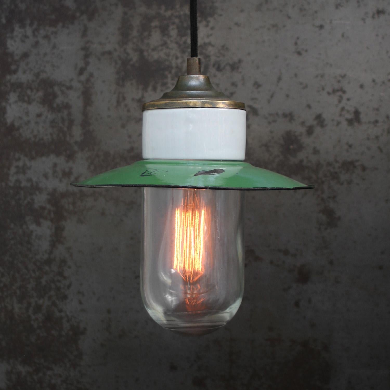 Porcelain Industrial hanging lamp.
White porcelain, brass and clear glass.
green enamel shade
2 conductors, no ground.

More in stock, small differences in the edges. Good to combine. 

Weight: 1.40 kg / 3.1 lb

Priced per individual item. All lamps