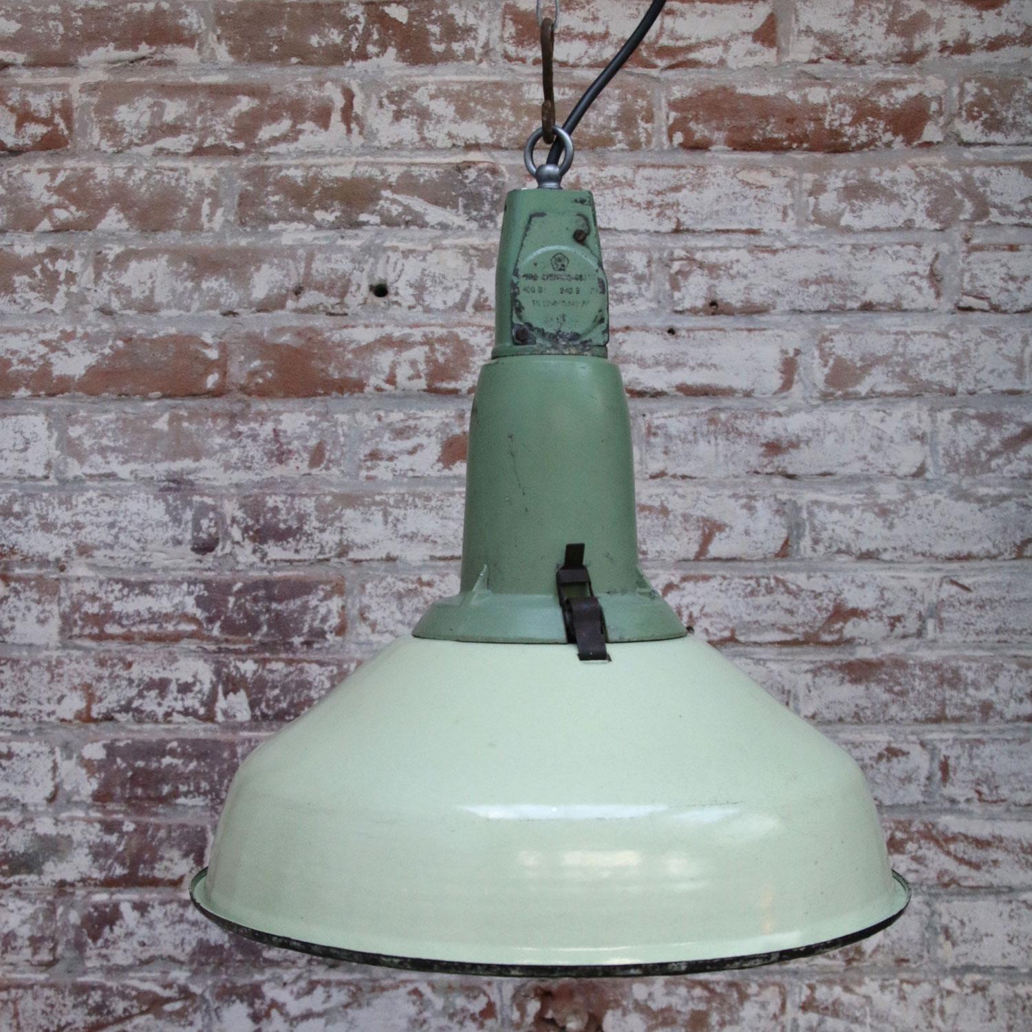 Green Enamel Vintage Industrial Cast Aluminum Top Pendant Lamp In Good Condition In Amsterdam, NL