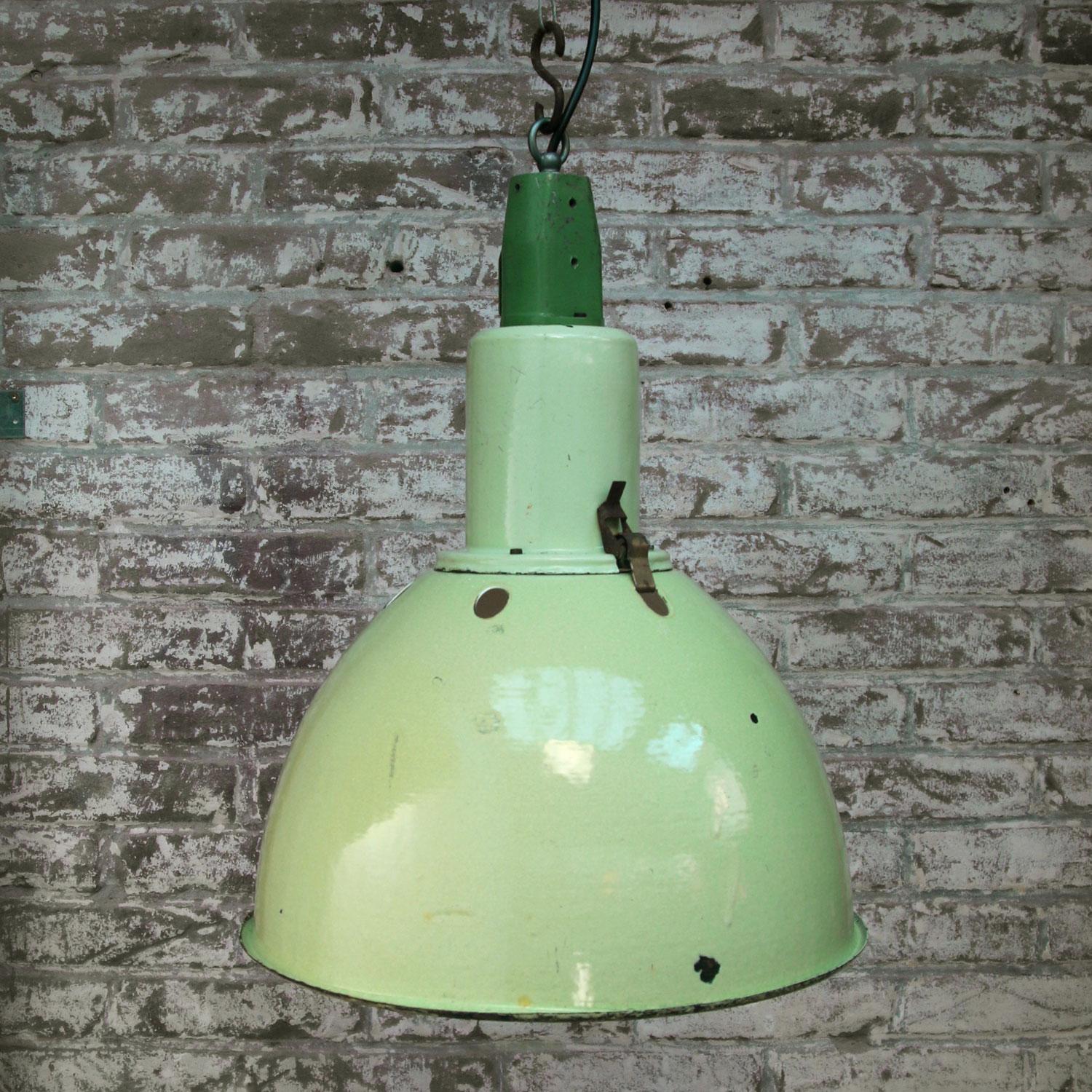 Green Enamel Vintage Industrial Cast Aluminium Top Pendant Light In Good Condition In Amsterdam, NL