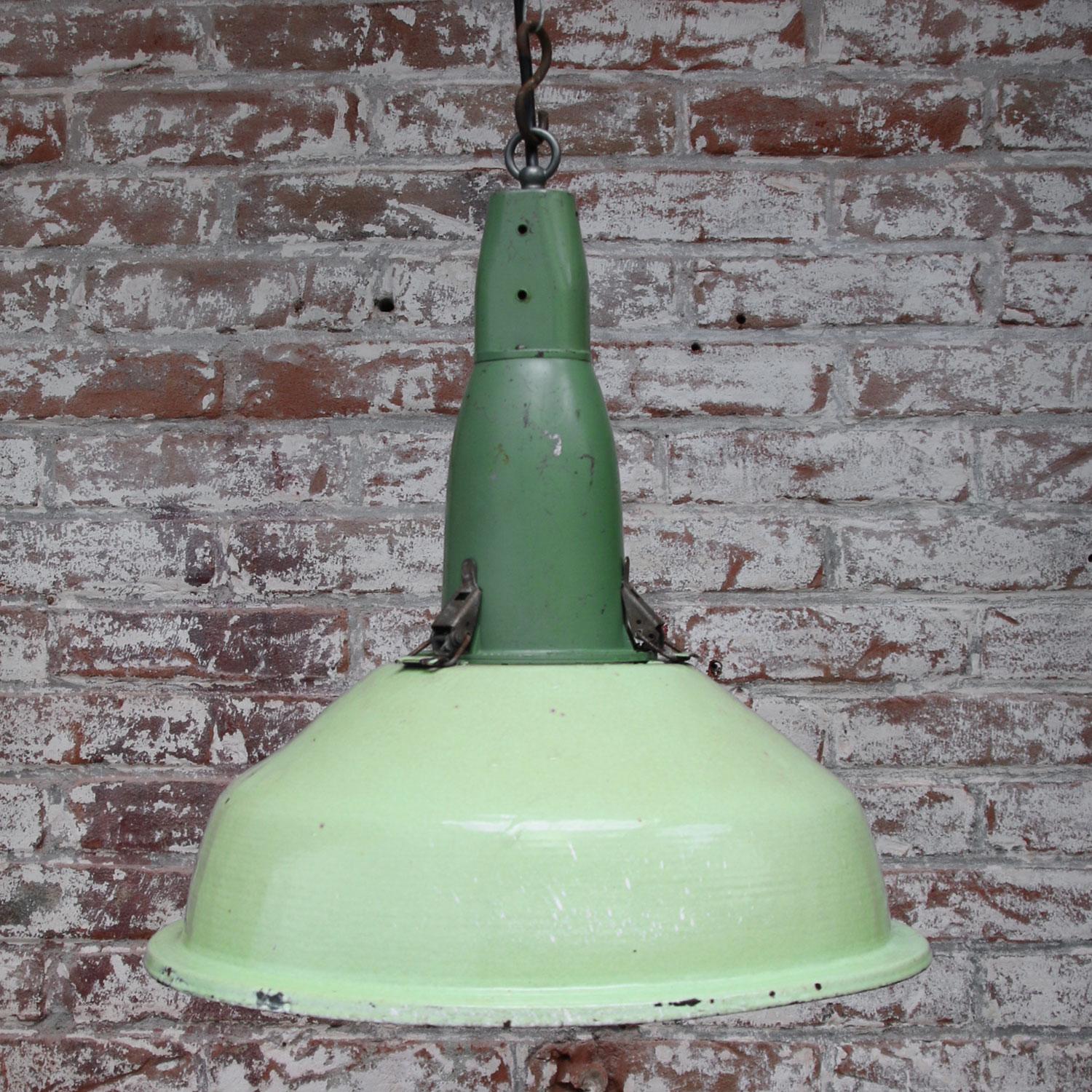 Green Enamel Vintage Industrial Cast Aluminum Top Pendant Light In Good Condition In Amsterdam, NL