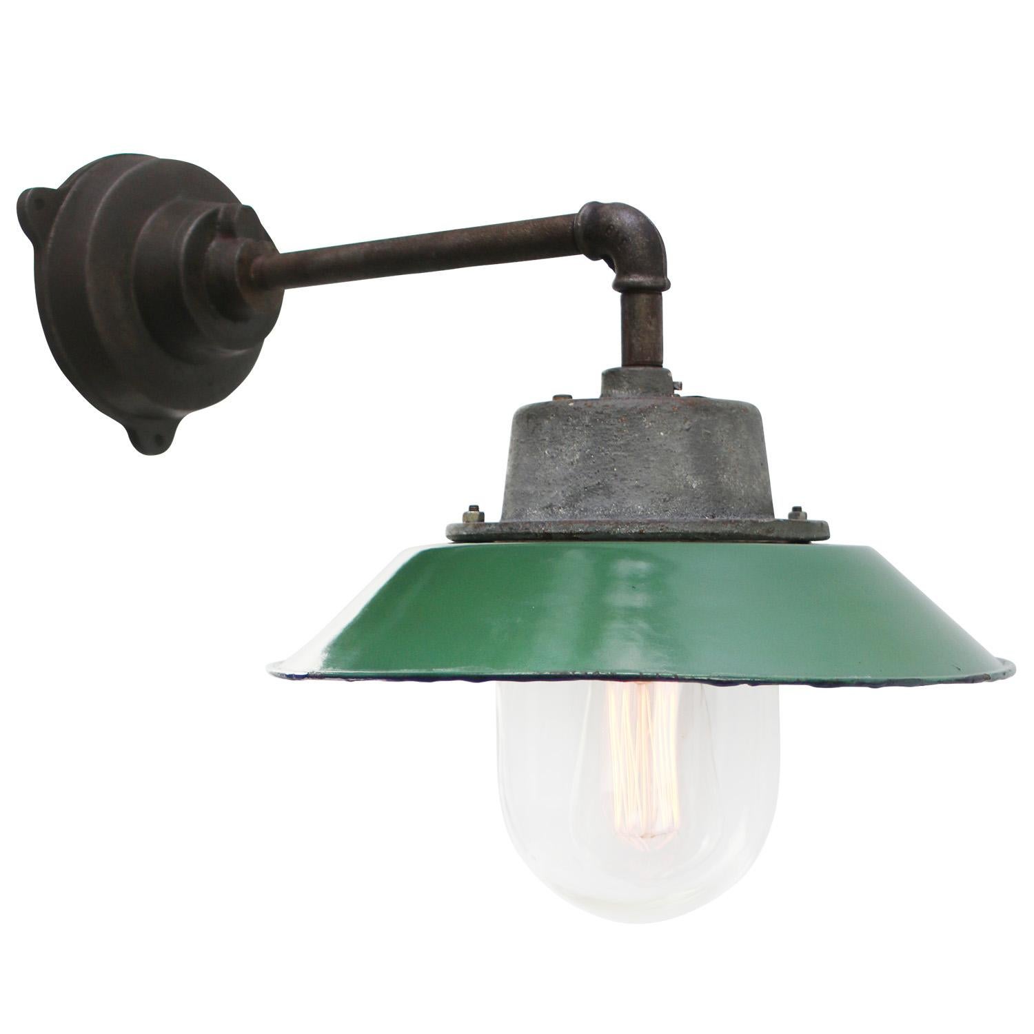 Green enamel industrial wall light.
Cast iron top, white enamel interior, clear glass

Diameter cast iron wall mount: 12 cm, 3 holes to secure.

Weight: 5.5 kg / 12.1 lb

For use outdoors as well as indoors. 

Priced per individual item. All lamps