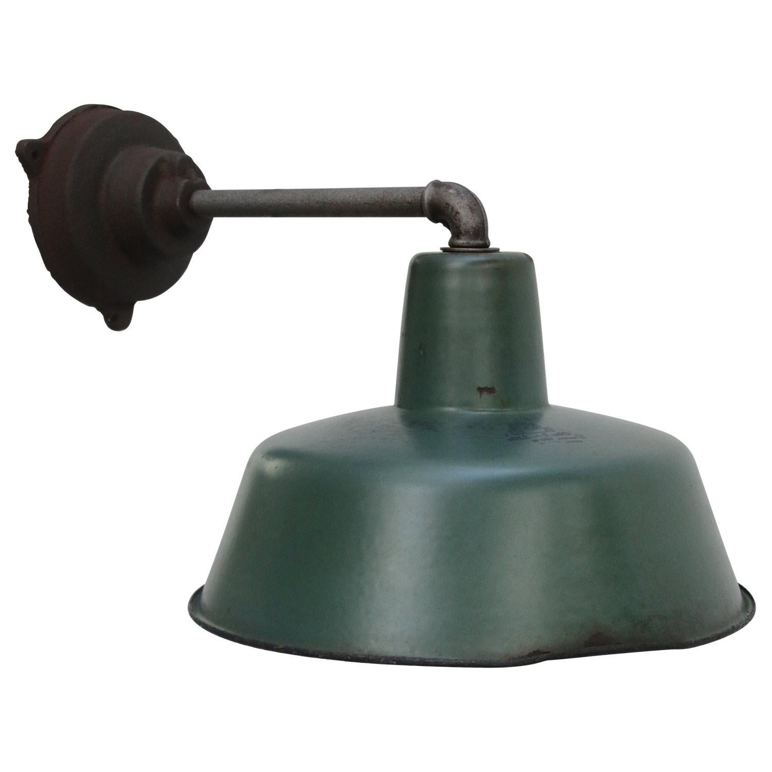 Factory wall light
Green enamel, white interior

diameter cast iron wall piece: 12 cm, 3 holes to secure

Weight: 3.10 kg / 6.8 lb

Priced per individual item. All lamps have been made suitable by international standards for incandescent