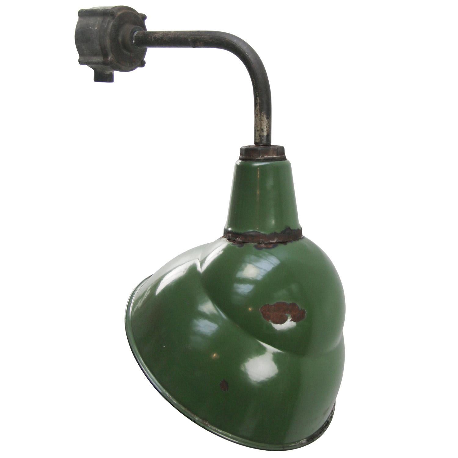 American factory wall light by Benjamin USA
Green enamel, white interior

diameter cast iron wall piece: 8 cm, 2 holes to secure

Weight: 3.20 kg / 7.1 lb

Priced per individual item. All lamps have been made suitable by international