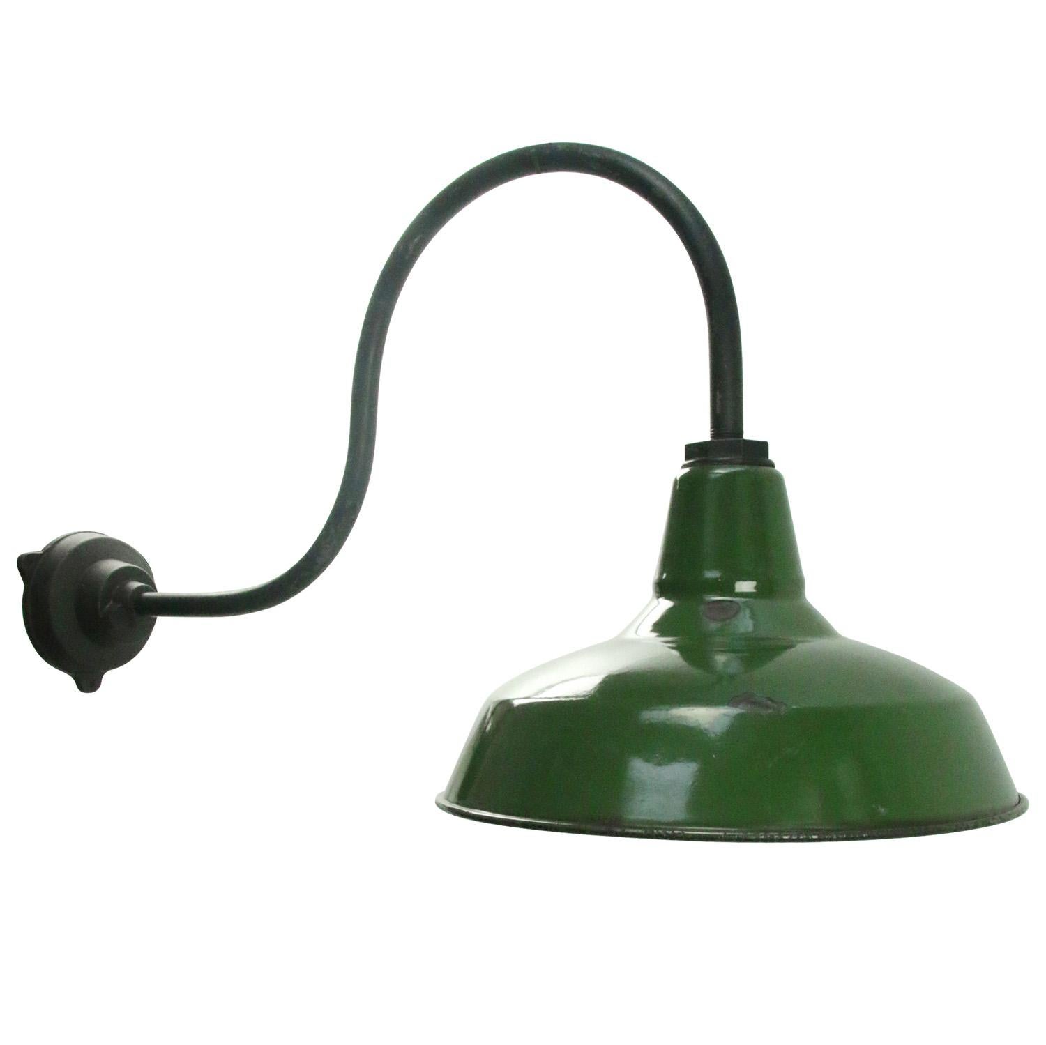 American factory wall light by Benjamin USA
Green enamel, white interior

Measures: Diameter cast iron wall piece: 12 cm, 3 holes to secure

Shipped in 2 parts

Weight: 4.00 kg / 8.8 lb

Priced per individual item. All lamps have been made