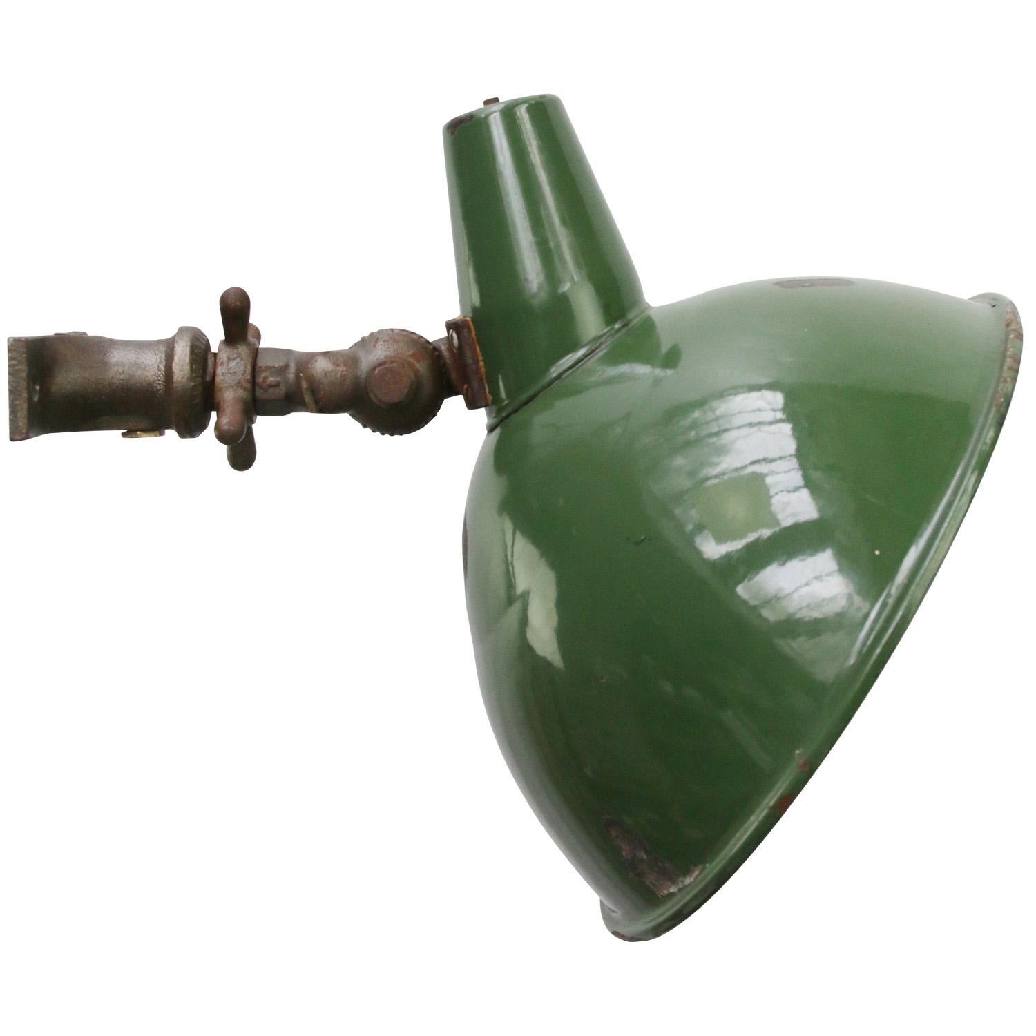 French industrial wall light.
Cast iron wall pieces with green enamel shade.

Size wall mount 15 × 5 cm

Weight: 4.30 kg / 9.5 lb

Priced per individual item. All lamps have been made suitable by international standards for incandescent light