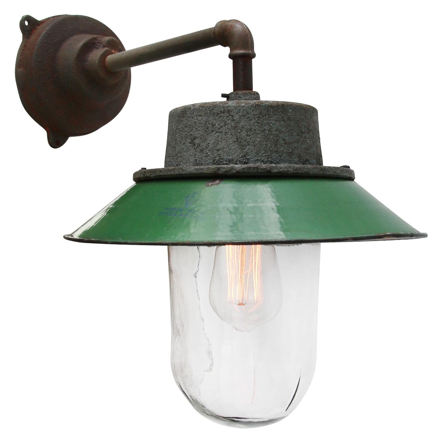 Green enamel industrial wall light.
Cast iron top.
Clear glass.

Diameter cast iron wall piece: 12 cm. Three holes to secure.

Weight: 6.5 kg / 14.3 lb

Priced per individual item. All lamps have been made suitable by international standards