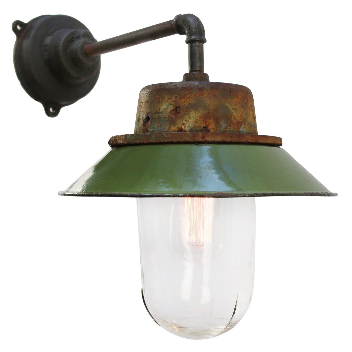 Green enamel Industrial wall light.
Cast iron top.
Clear glass.

Diameter cast iron wall piece: 12 cm. Three holes to secure.

Weight: 6.5 kg / 14.3 lb

Priced per individual item. All lamps have been made suitable by international standards