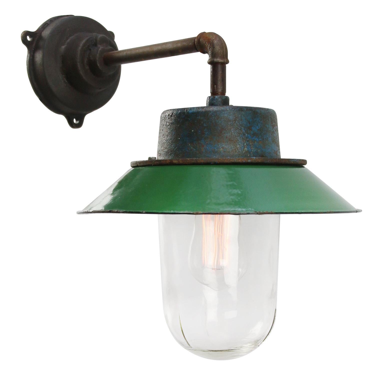 Green enamel industrial wall light.
Cast iron top.
Clear glass.

Diameter cast iron wall piece: 12 cm. Three holes to secure.

Weight: 6.5 kg / 14.3 lb

Priced per individual item. All lamps have been made suitable by international standards