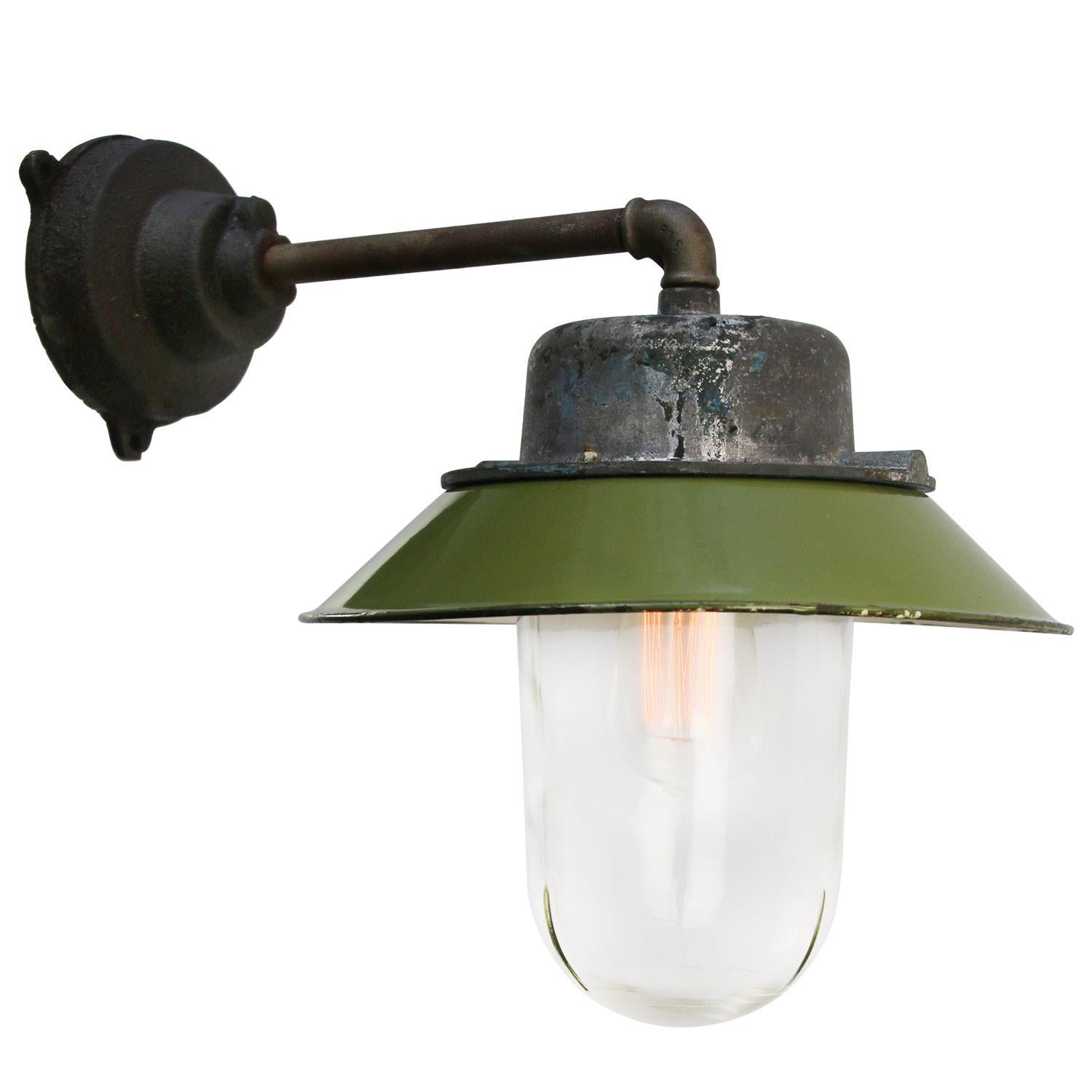 Green enamel industrial wall lamp with white interior.
Grey cast aluminium top, cast iron arm
Clear glass 

Diameter cast iron wall piece: 12 cm. Three holes to secure.

Weight: 4.00 kg / 8.8 lb

Priced per individual item. All lamps have