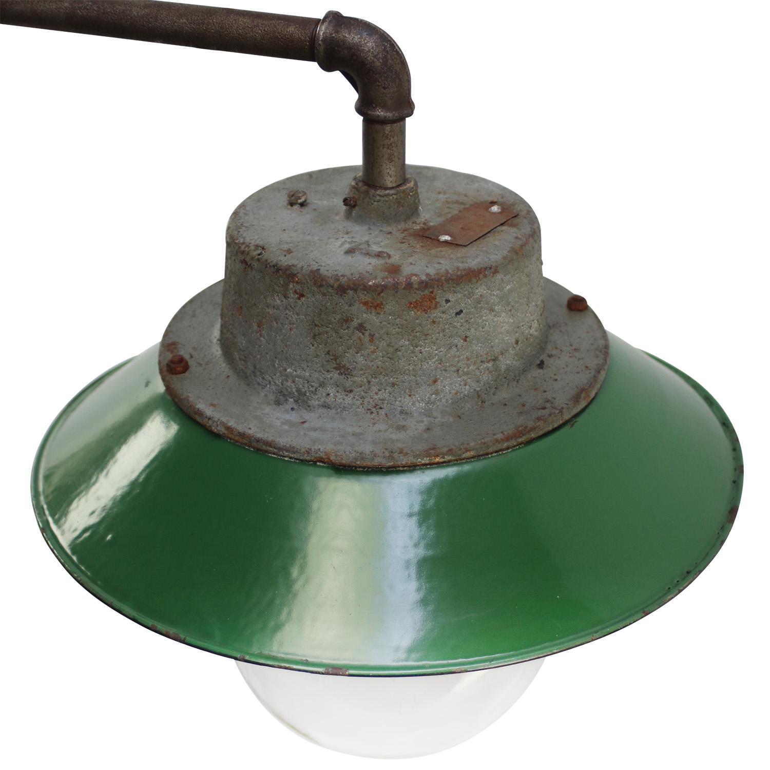 Grüne Emaille Vintage Industrial Klarglas Scones Wall Lights (Industriell) im Angebot