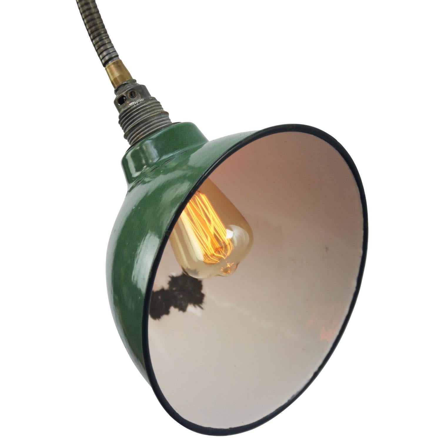 Wall light spot.
Green enamel shade.
Gooseneck arm
Adjustable in height and angle.

Measures: Diameter cast iron wall mount 10 cm.

Weight: 2.20 kg / 4.9 lb

Priced per individual item. All lamps have been made suitable by international