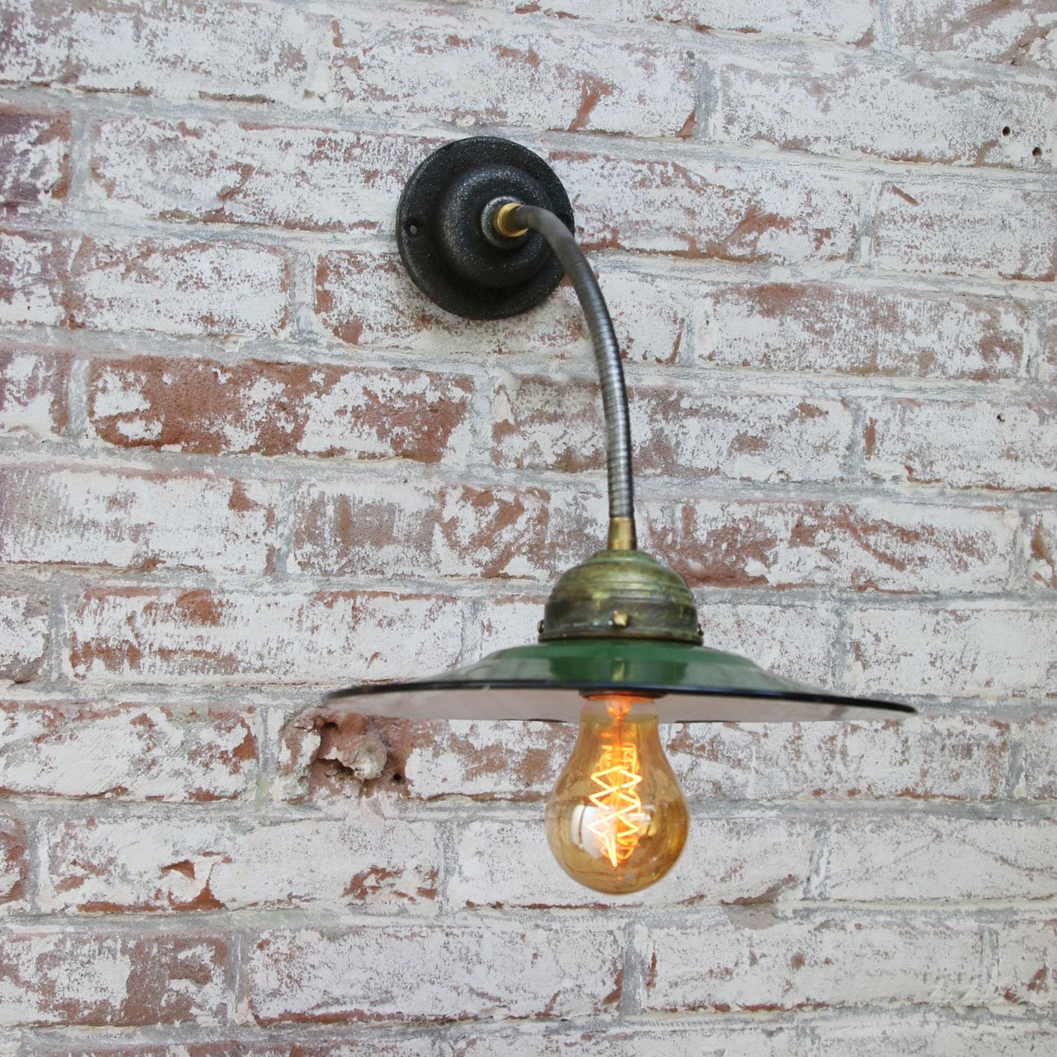 Wall light spot down lighter
Green enamel shade.
Gooseneck arm adjustable in angle.

Diameter cast iron wall mount 10.5 cm / 4”

Weight: 1.50 kg / 3.3 lb

Priced per individual item. All lamps have been made suitable by international standards for