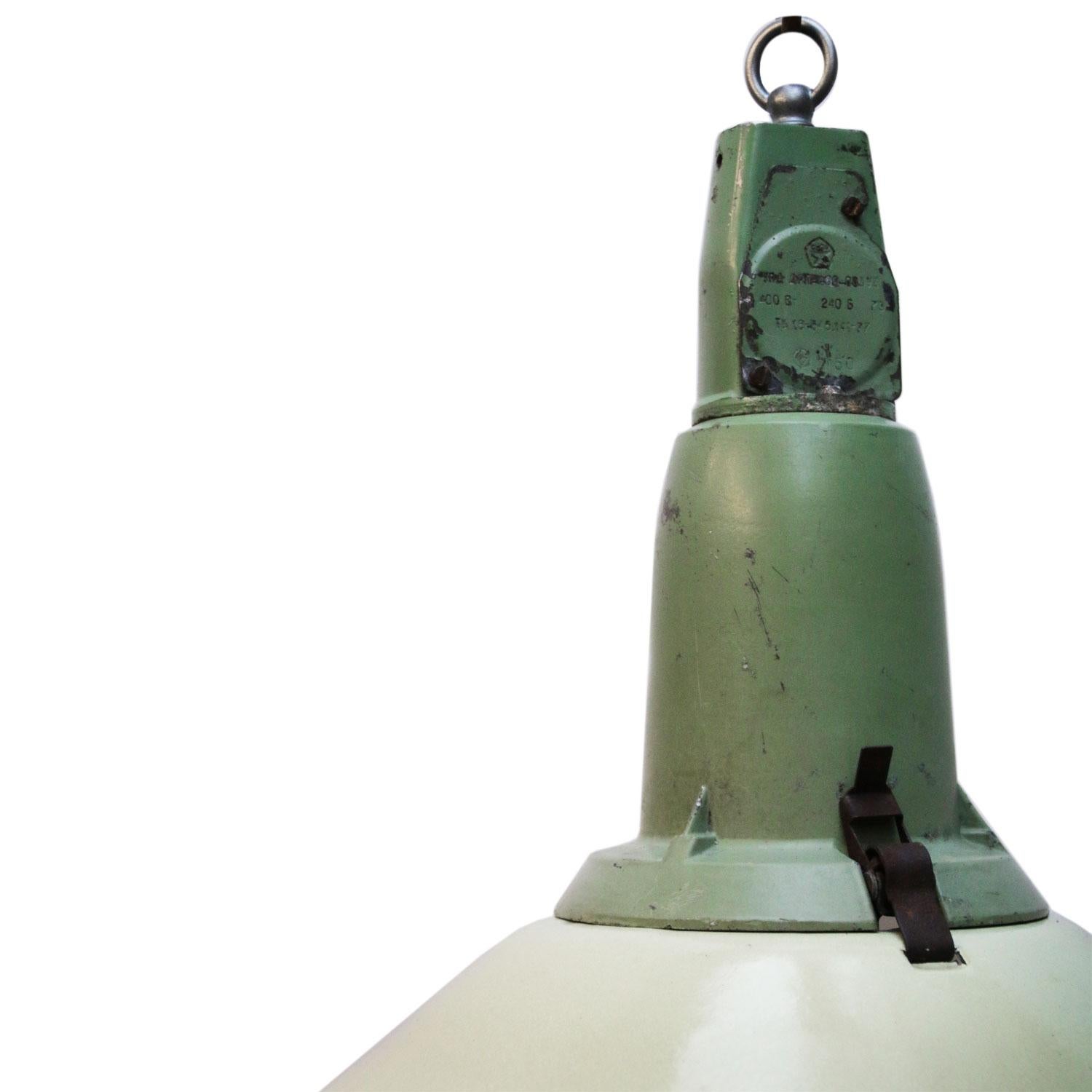 Enamel industrial pendant. Green enamel shade. White inside.
Green cast aluminium top.

Weight: 2.7 kg / 6 lb

Priced per individual item. All lamps have been made suitable by international standards for incandescent light bulbs,