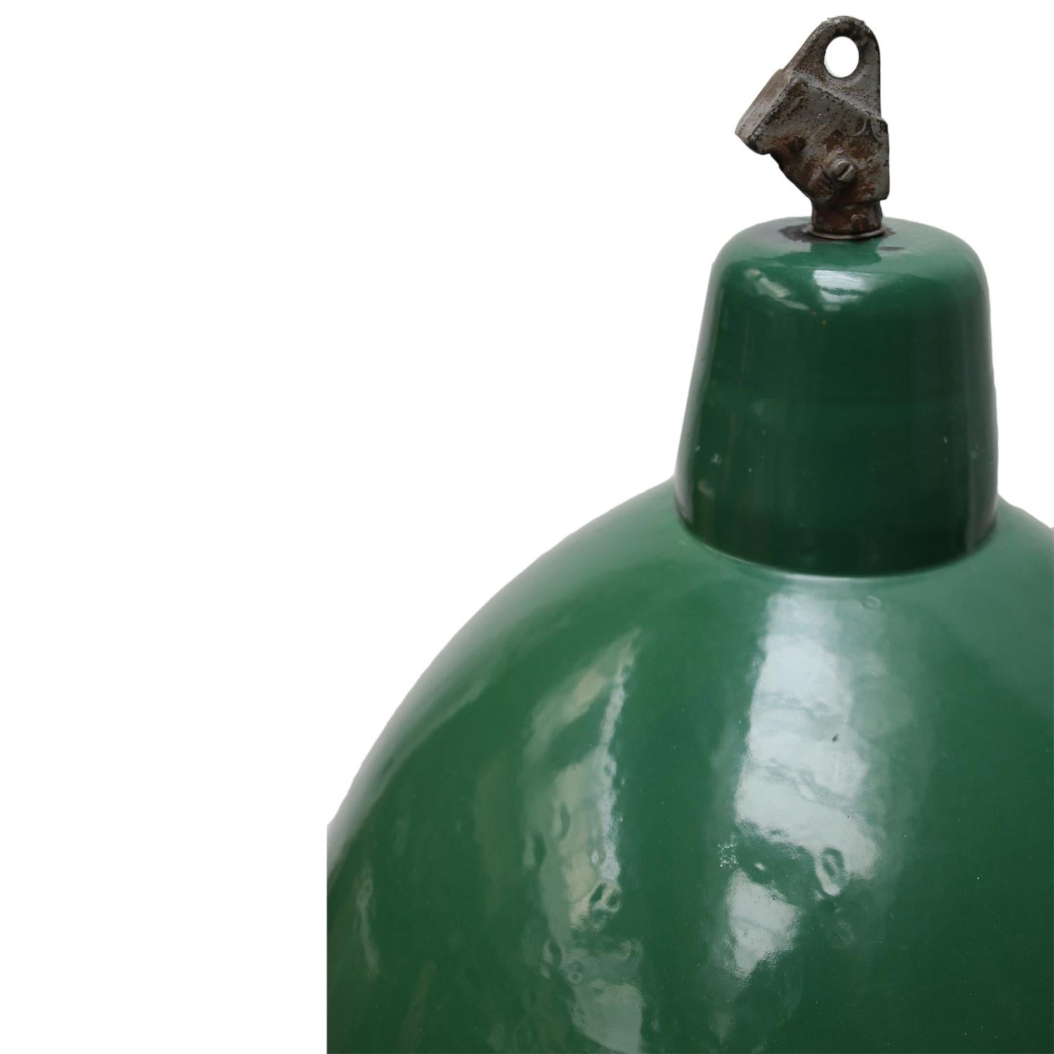 Extra large Industrial Classic used in warehouses and factories.
Green enamel, cast iron hook

Weight: 3.0 kg / 6.6 lb.

All lamps have been made suitable by international standards for incandescent light bulbs, energy-efficient and LED bulbs.