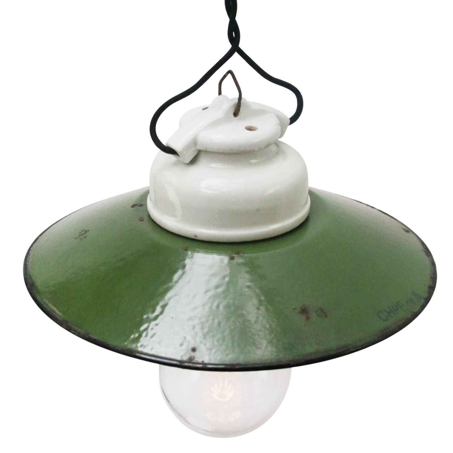 Porcelain industrial hanging lamp.
White porcelain and clear glass.
Enamel shade
2 conductors, no ground.

Weight: 1.30 kg / 2.9 lb

Priced per individual item. All lamps have been made suitable by international standards for incandescent