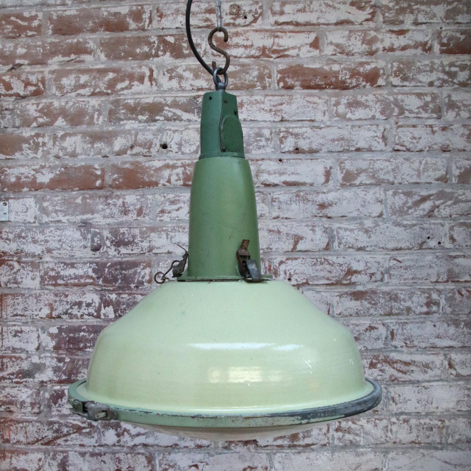 Green Enamel Vintage Industrial Round Clear Glass Pendant Lamp In Good Condition In Amsterdam, NL