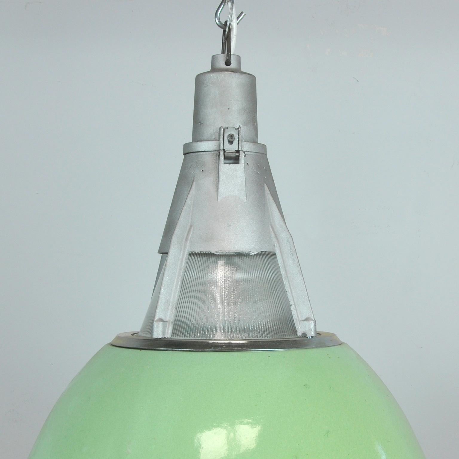 Industriale Lampada a sospensione industriale smaltata di verde, anni '50 in vendita