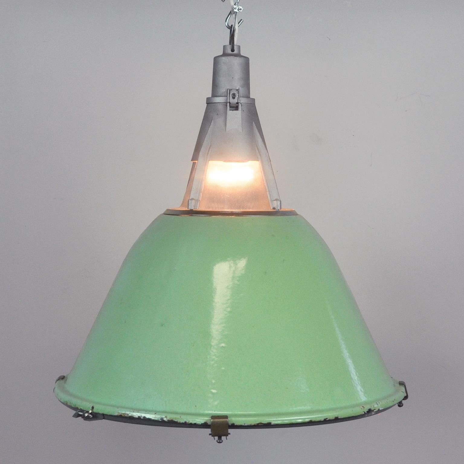 Lampada a sospensione industriale smaltata di verde, anni '50 In condizioni buone in vendita a Amsterdam, Noord Holland