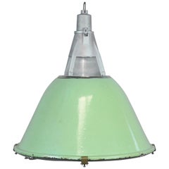 Lampe à suspension industrielle émaillée verte, années 1950