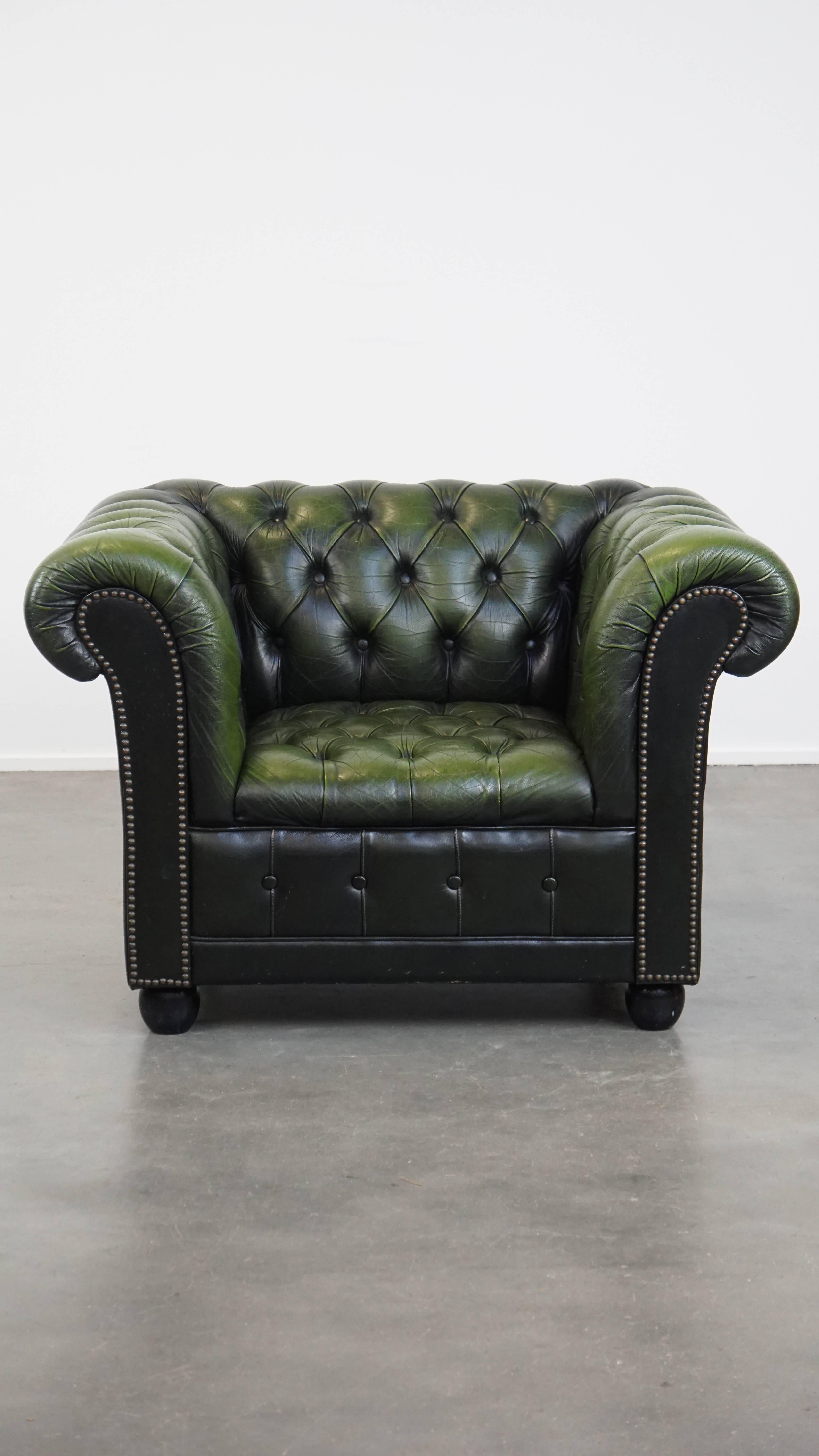 This stunning green cowhide leather Chesterfield armchair is a real eye-catcher in almost any interior or space—thanks in no small part to its distinctive color. It radiates the timeless elegance of the classic English Chesterfield and is neatly