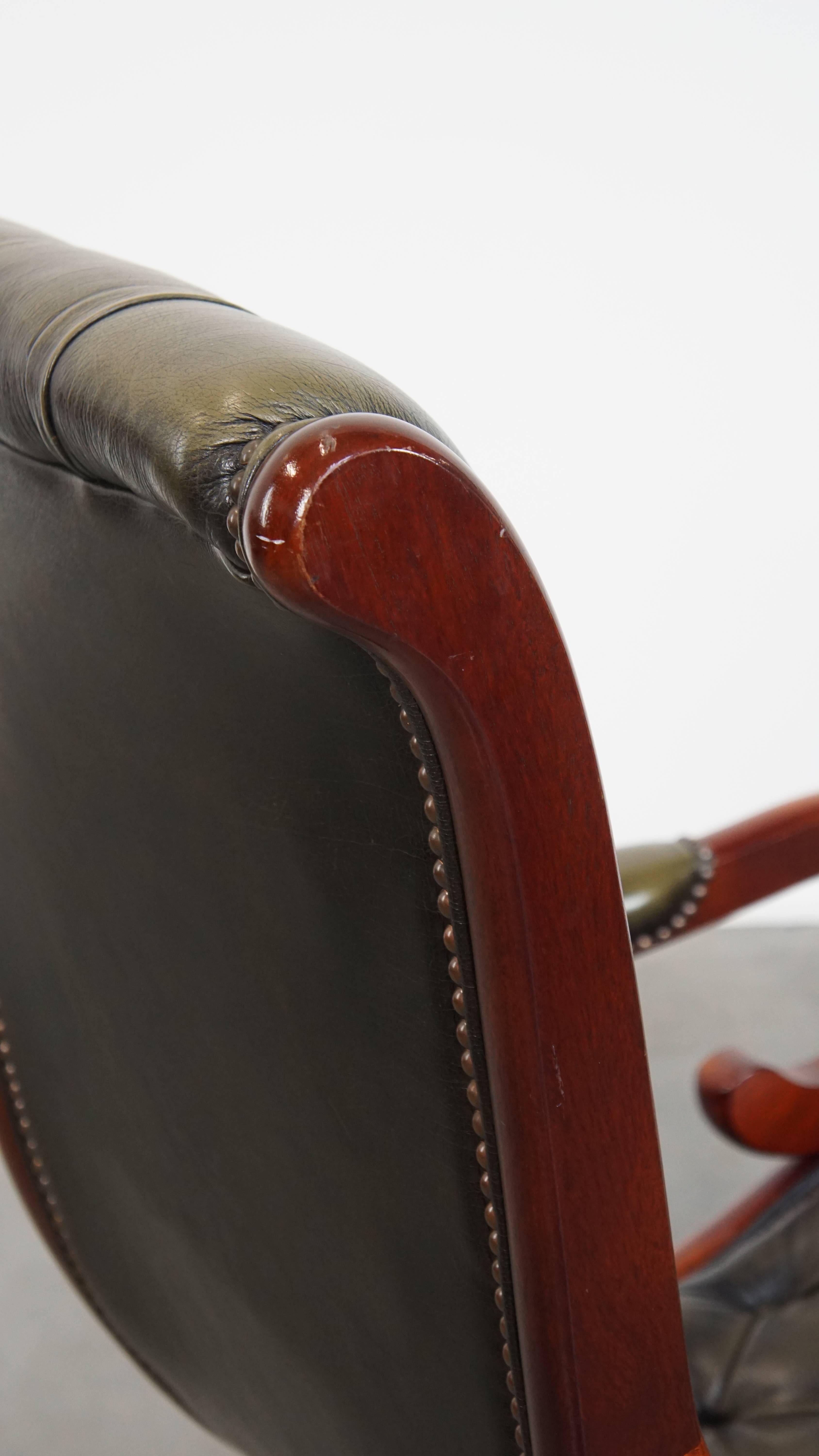 Poltrona Chesterfield in pelle di vacchetta verde in stile inglese con Wood in vendita 3