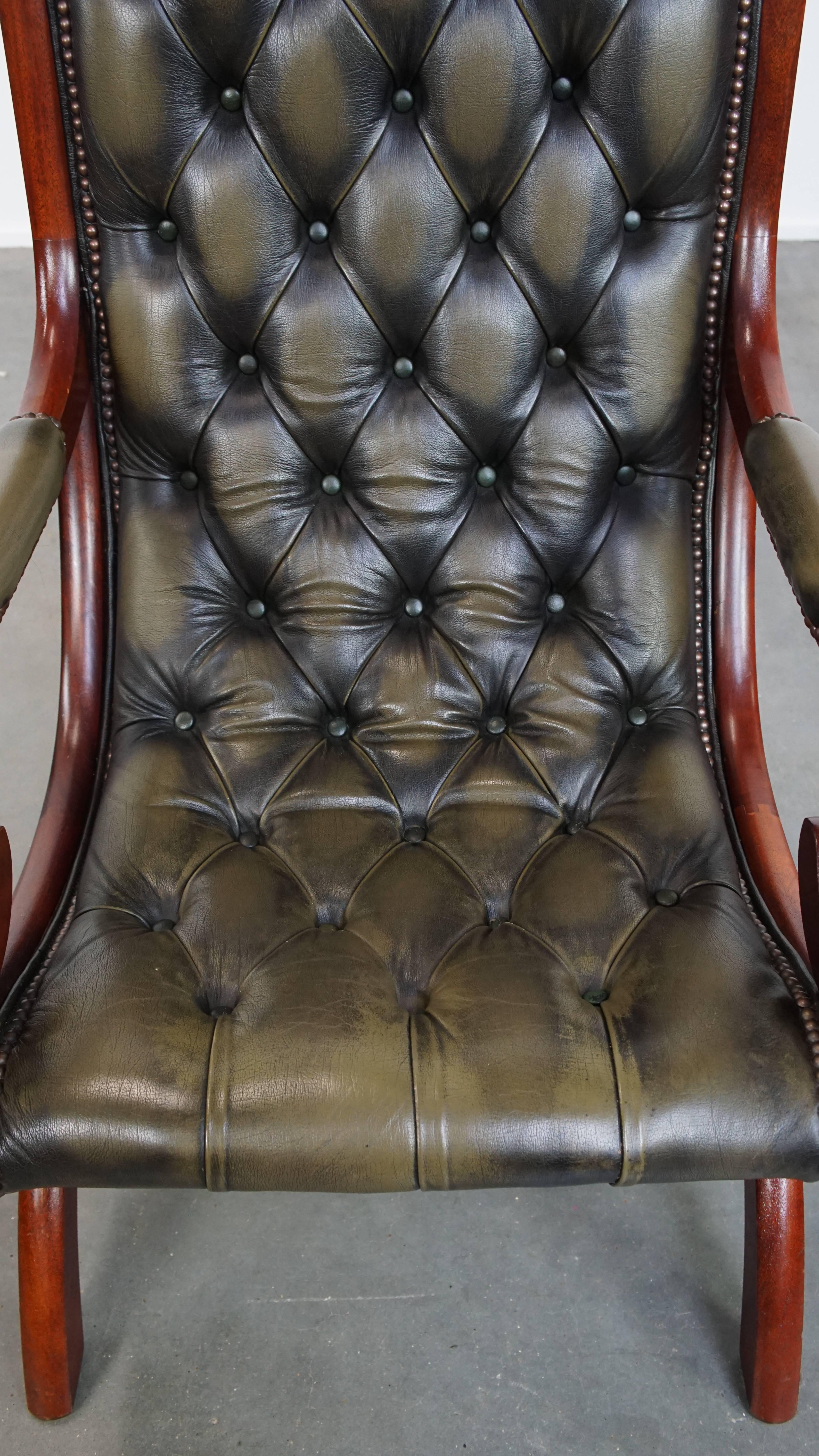 Poltrona Chesterfield in pelle di vacchetta verde in stile inglese con Wood In condizioni discrete in vendita a Harderwijk, NL