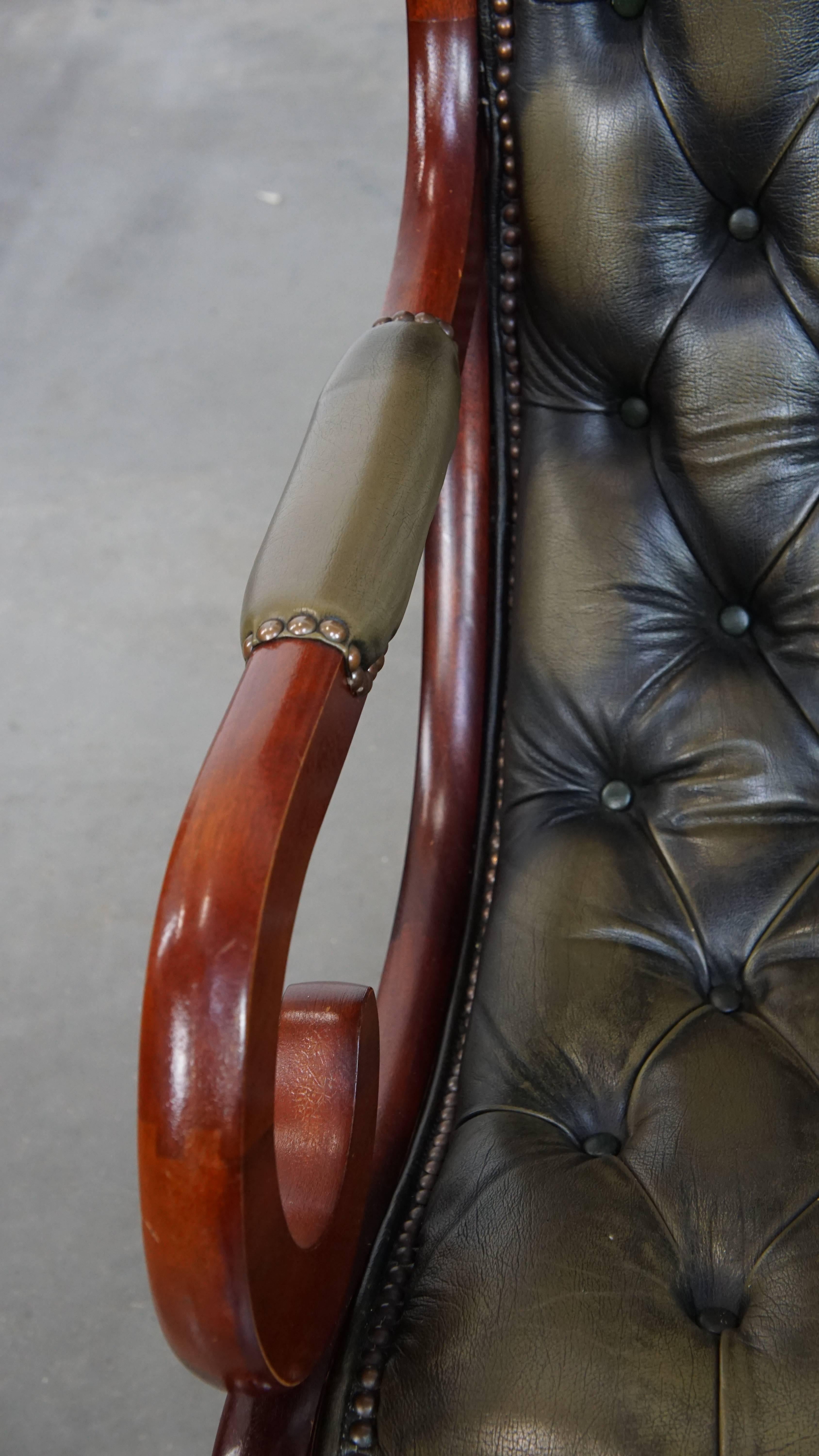 XX secolo Poltrona Chesterfield in pelle di vacchetta verde in stile inglese con Wood in vendita