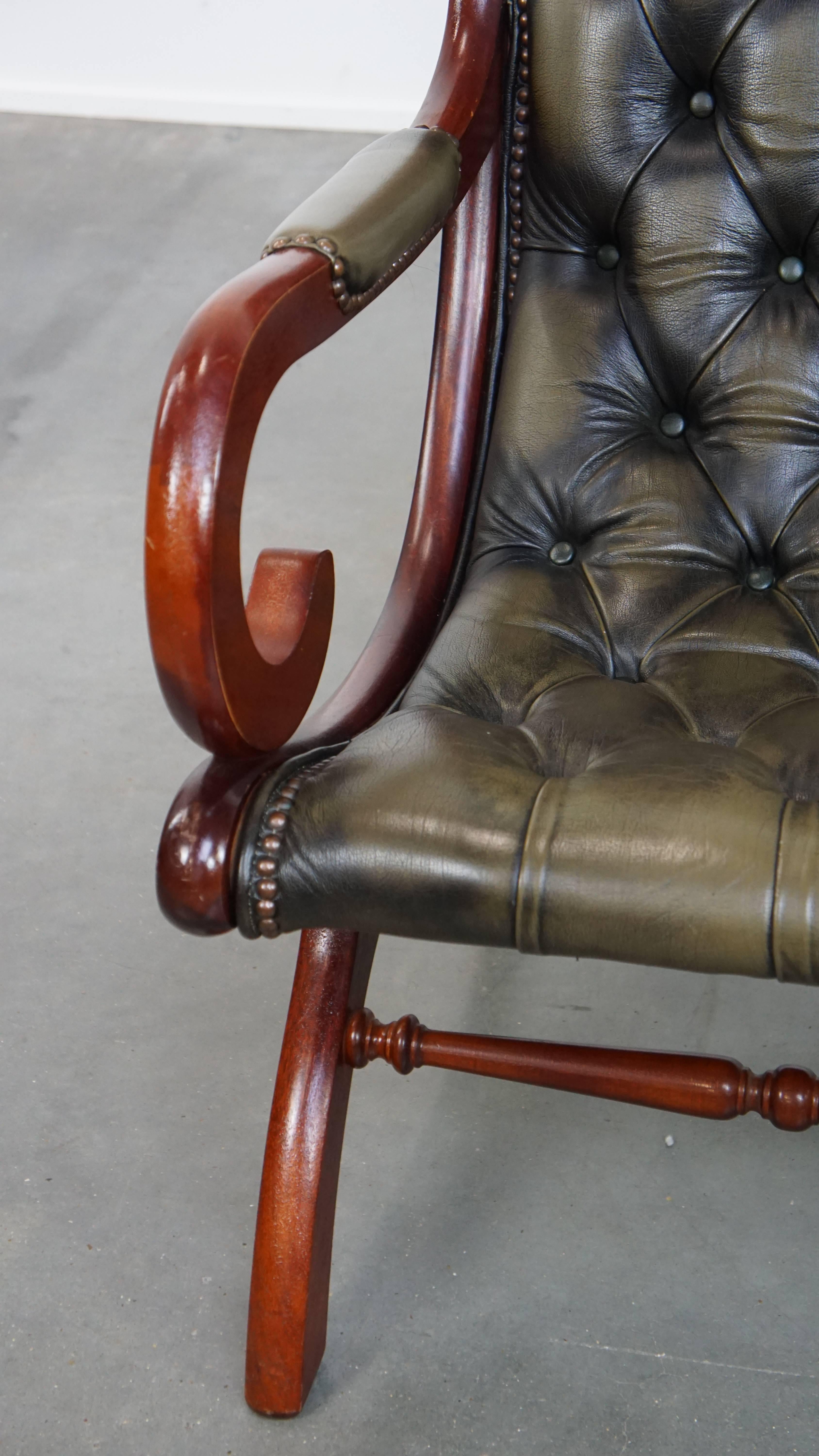 Poltrona Chesterfield in pelle di vacchetta verde in stile inglese con Wood in vendita 1