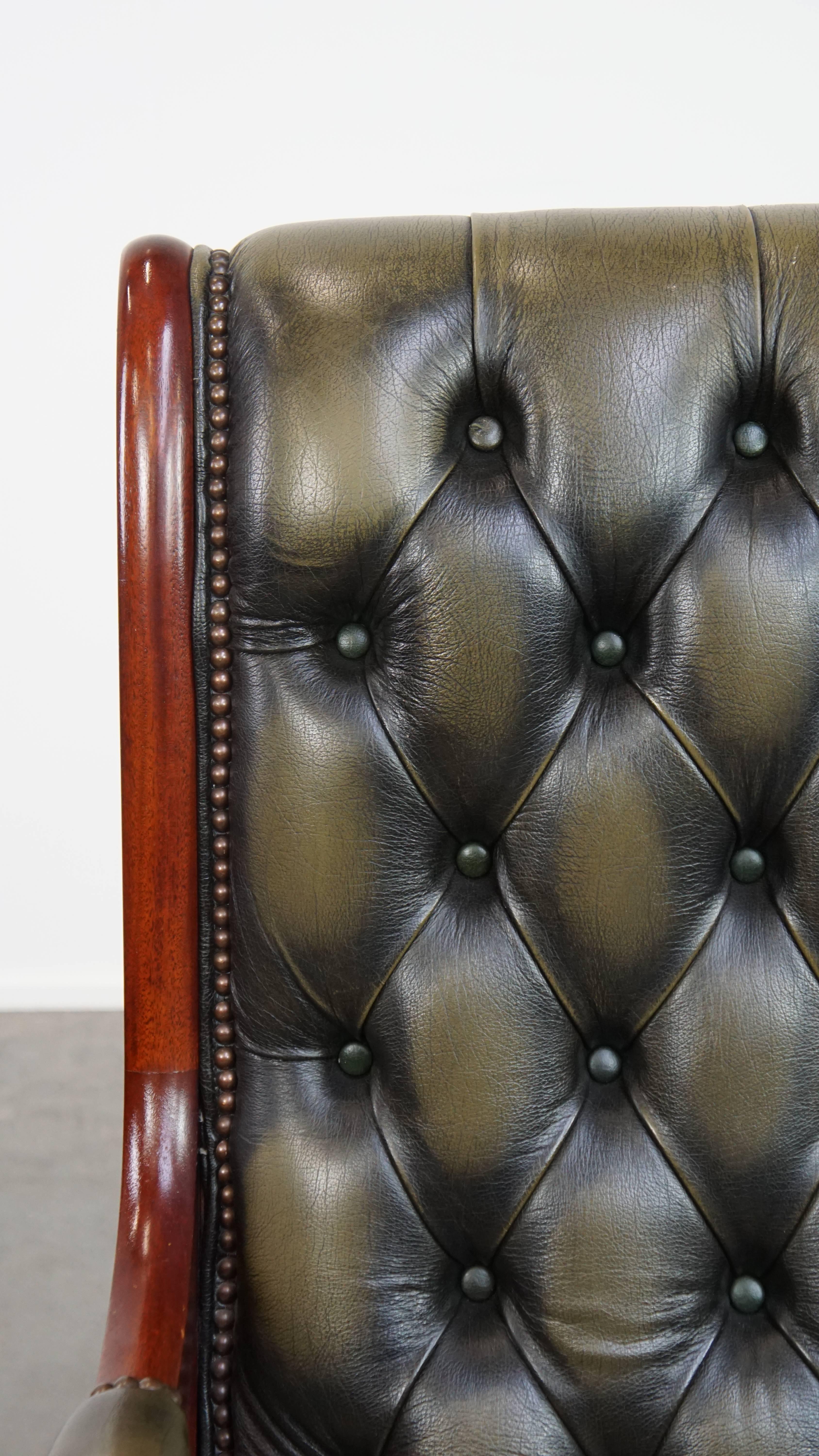 Poltrona Chesterfield in pelle di vacchetta verde in stile inglese con Wood in vendita 2