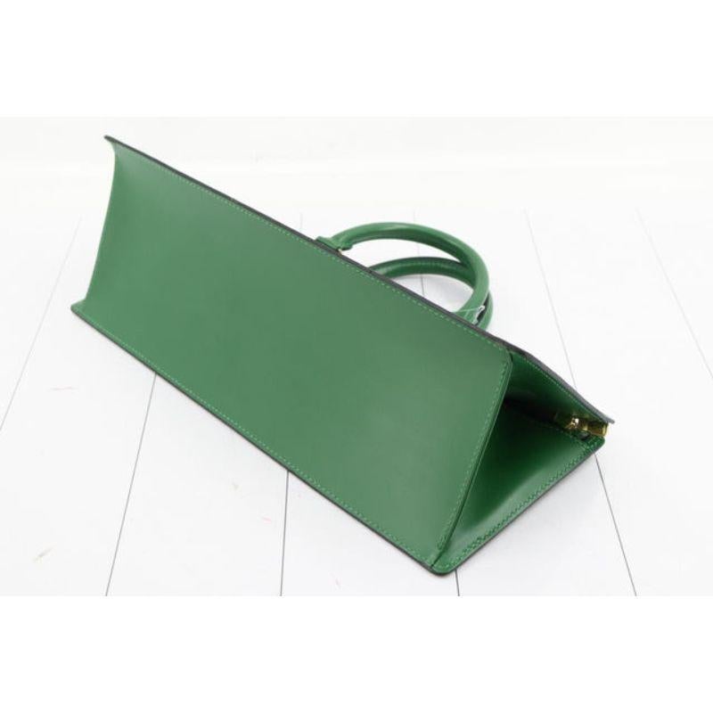 Louis Vuitton Sac Triangle Handtasche aus grünem Epi-Leder mit Vachetta-Lederbesatz, goldfarbener Hardware, Innenfach, zwei gerollten Griffen, schwarzem Taiga-Lederfutter und Reißverschluss oben.
 

59911MSC

Höhe 6,25